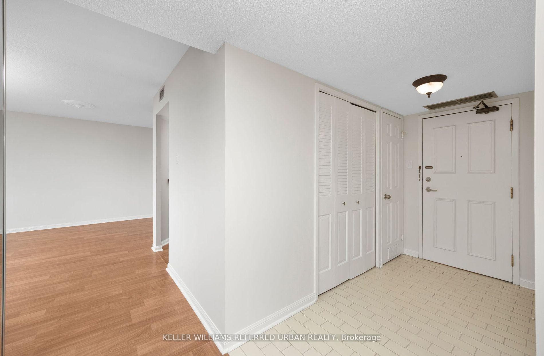 255 The Donway N/A Unit 522, Don Mills / Parkwoods / Victoria Village, ON M3B 3M3 - Photo 1