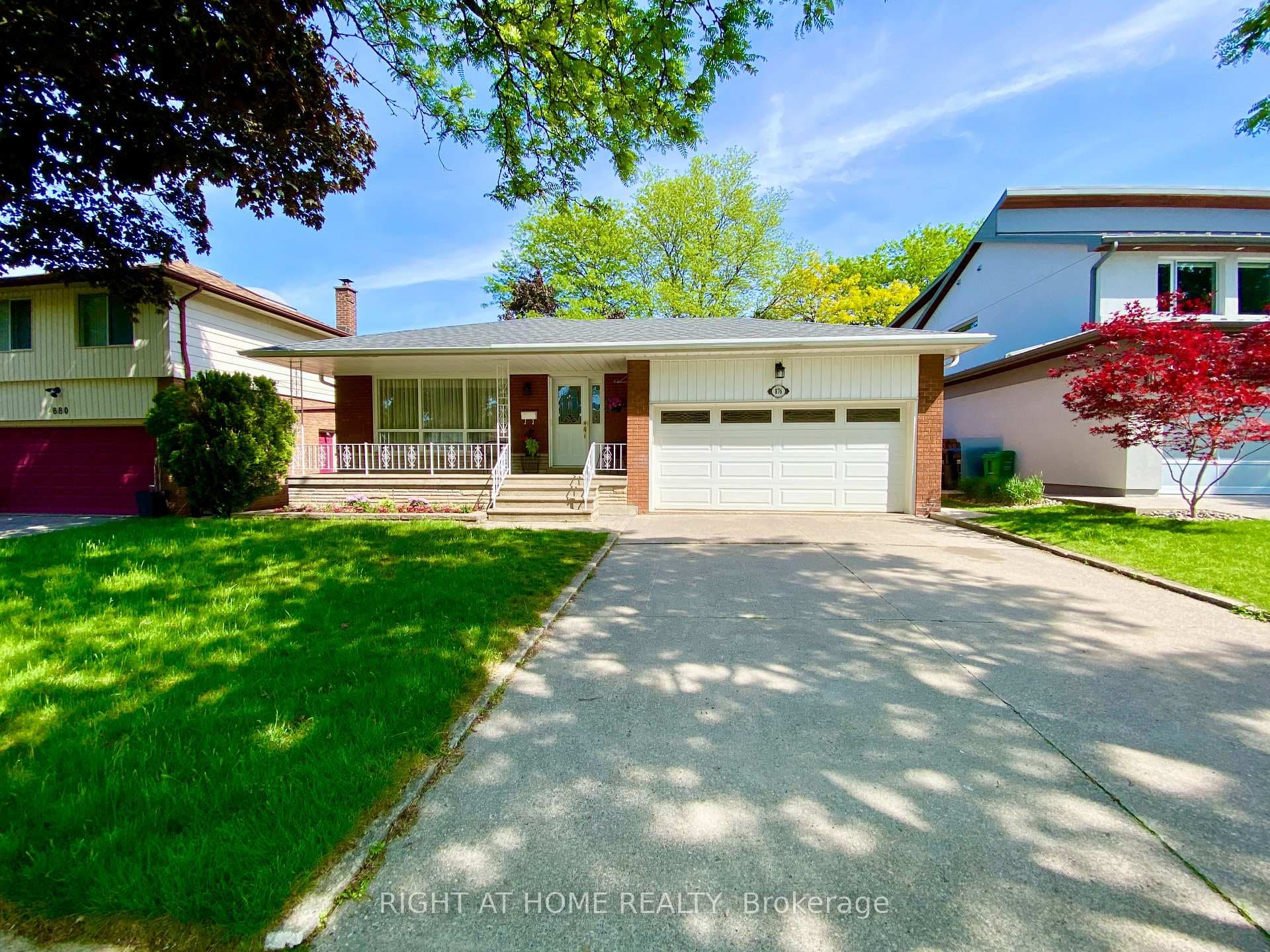 876 Hollowtree Crescent, Mississauga, ON L4Y 2V2 - Photo 1