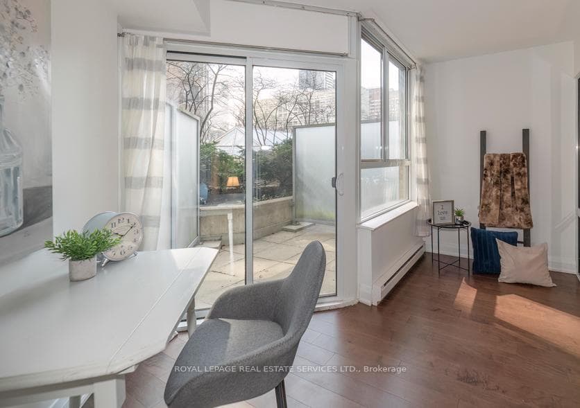 711 Bay Street Unit 320, Downtown Toronto / Waterfront, ON M5G 2J8 - Photo 1