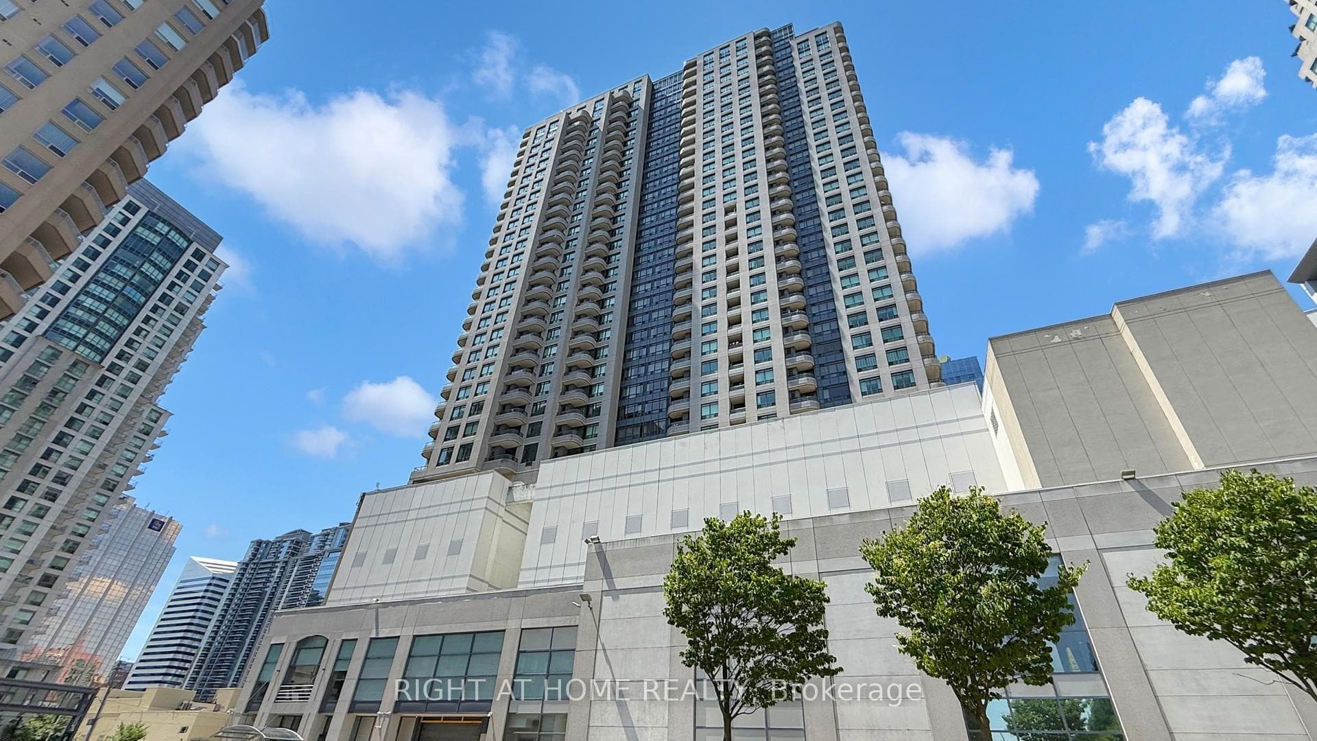 8 Hillcrest Avenue Unit 1717, Willowdale / Newtonbrook, ON M2N 6Y6 - Photo 1