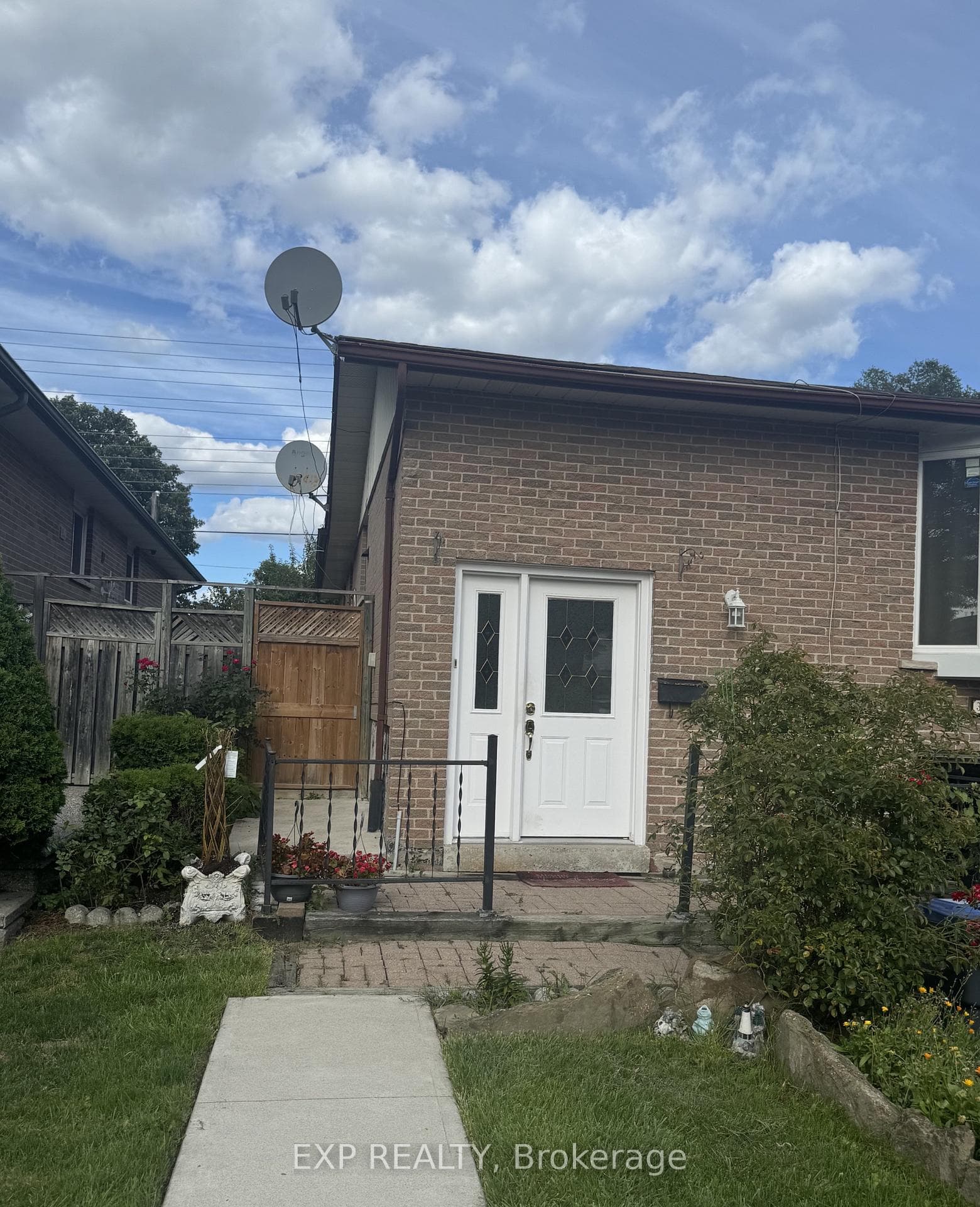 3690 Ellengale Drive, Mississauga, ON L5C 1Z7 - Photo 1