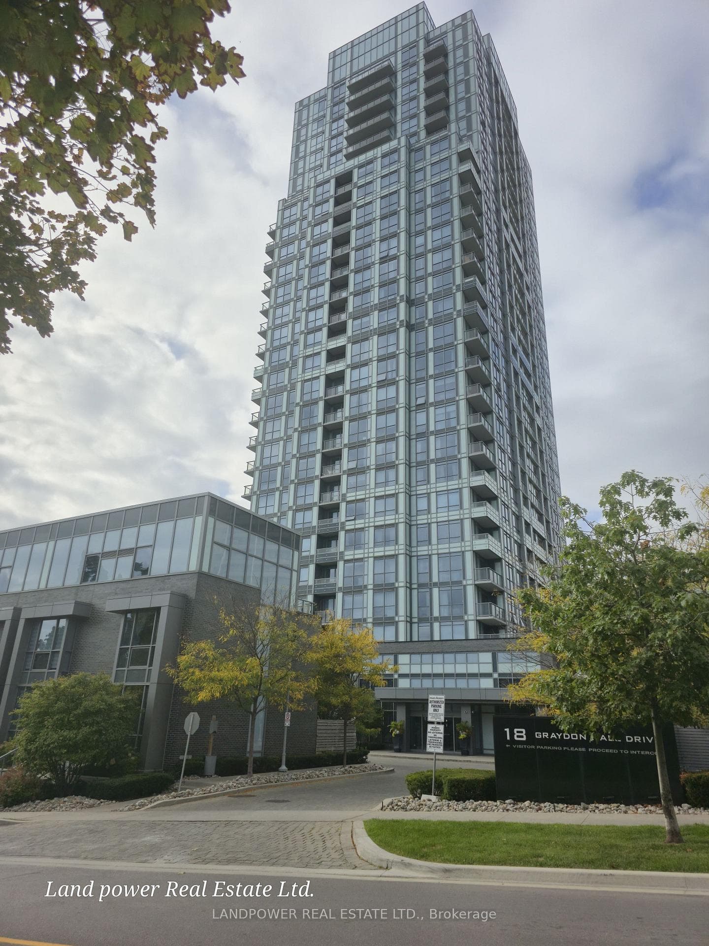 18 Graydon Hall Drive Unit 407, Don Mills / Parkwoods / Victoria Village, ON M3A 0A4 - Photo 1