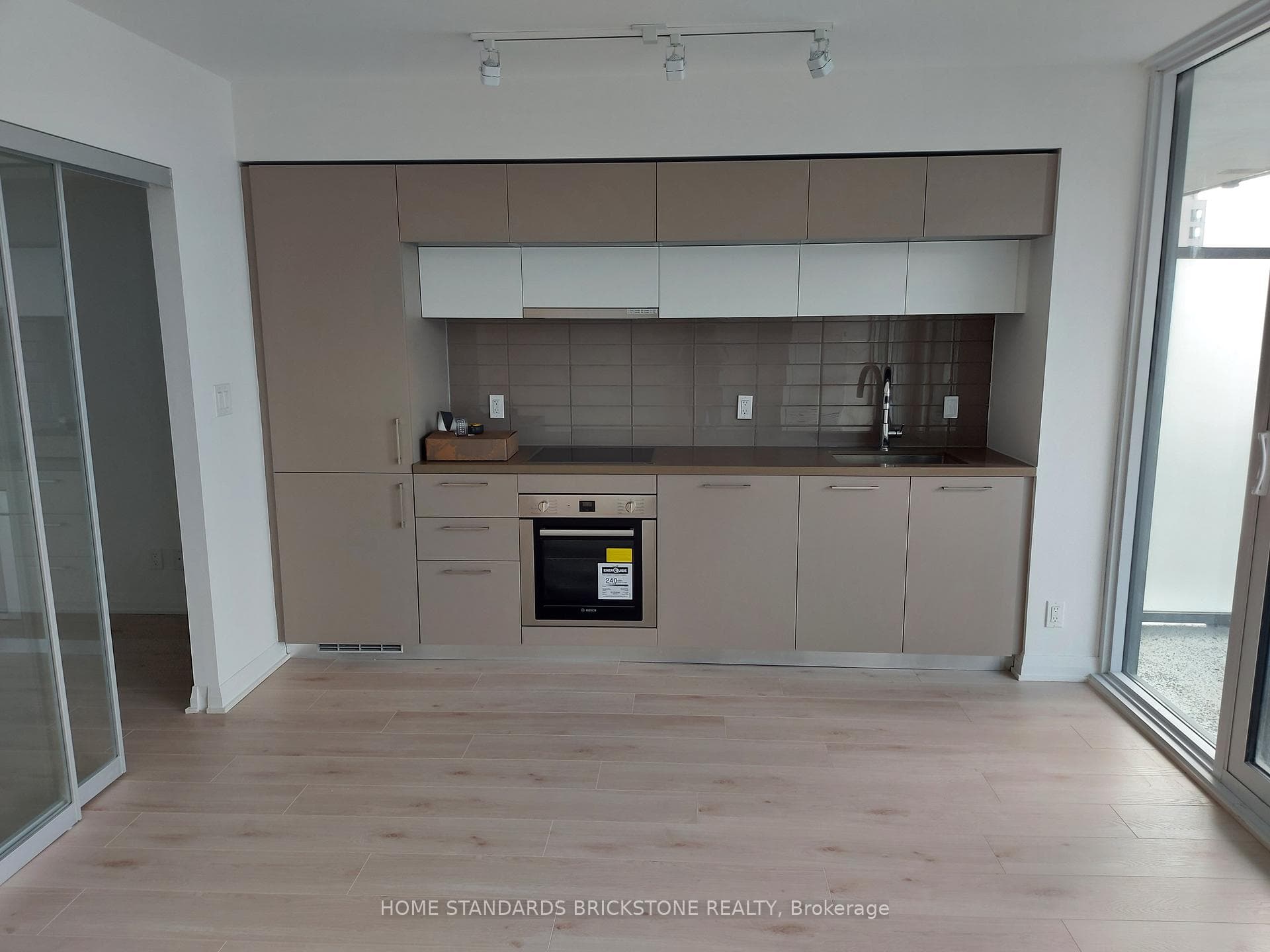 99 foxbar Road Unit 605, Annex / Yorkville / Summerhill, ON M4V 0B2 - Photo 1
