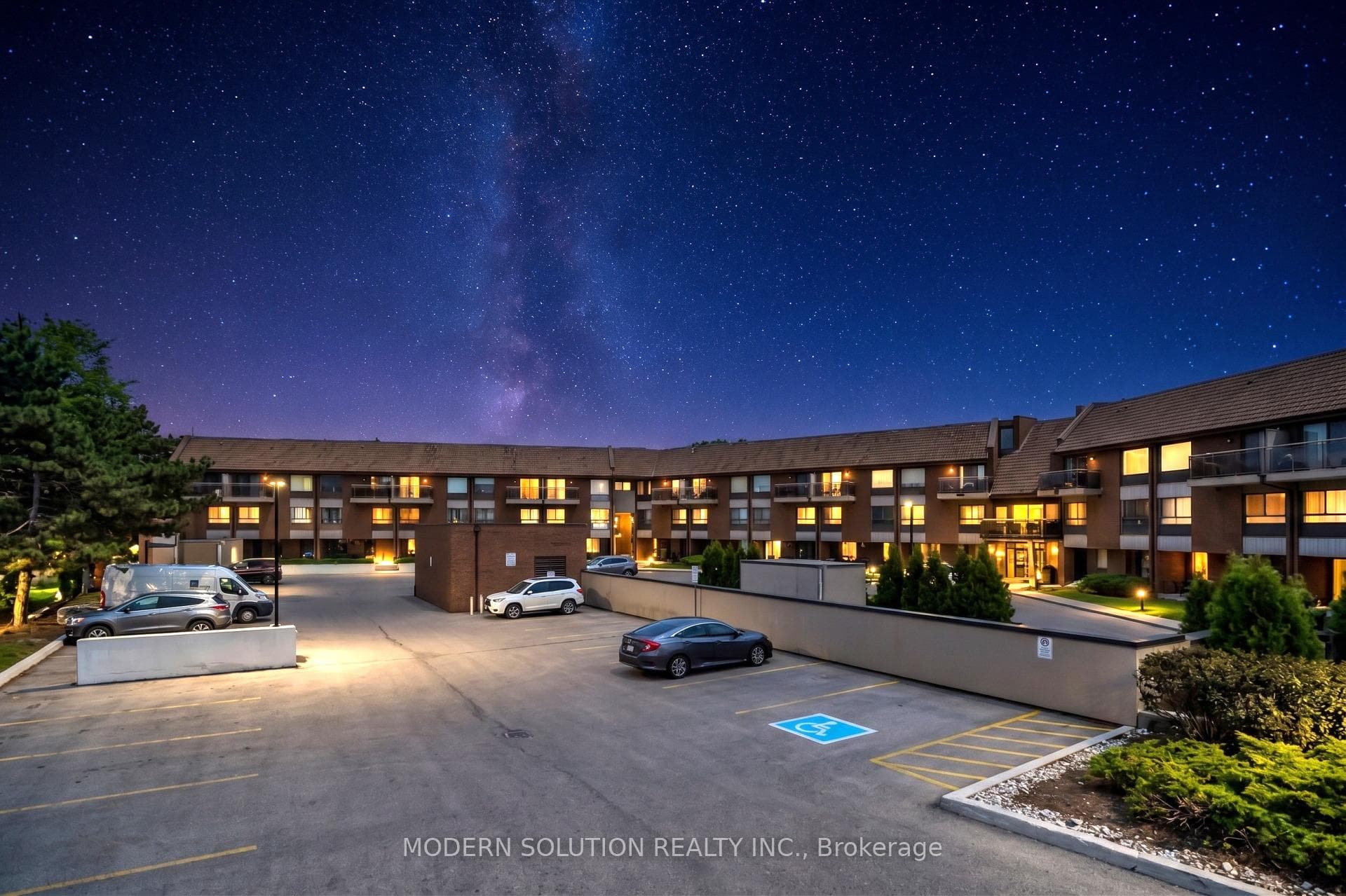1000 Cedarglen Gate Unit 201, Mississauga, ON L5C 3Z5 - Photo 1