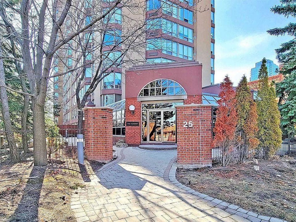 25 Fairview Road Unit 206, Mississauga, ON L5B 3Y8 - Photo 1