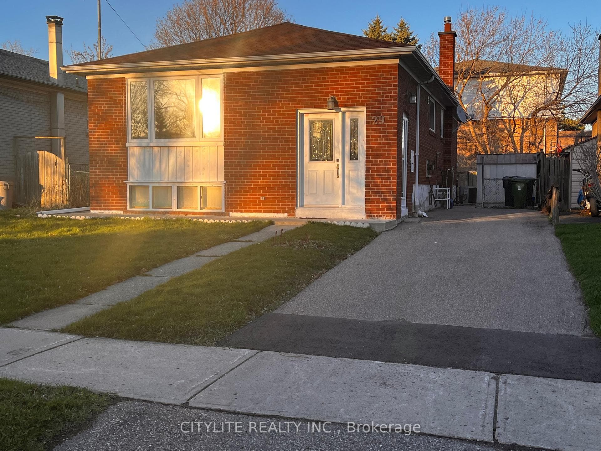 29 Gilroy Drive, Dorset Park / Kennedy Park, ON M1P 1Z8 - Photo 1