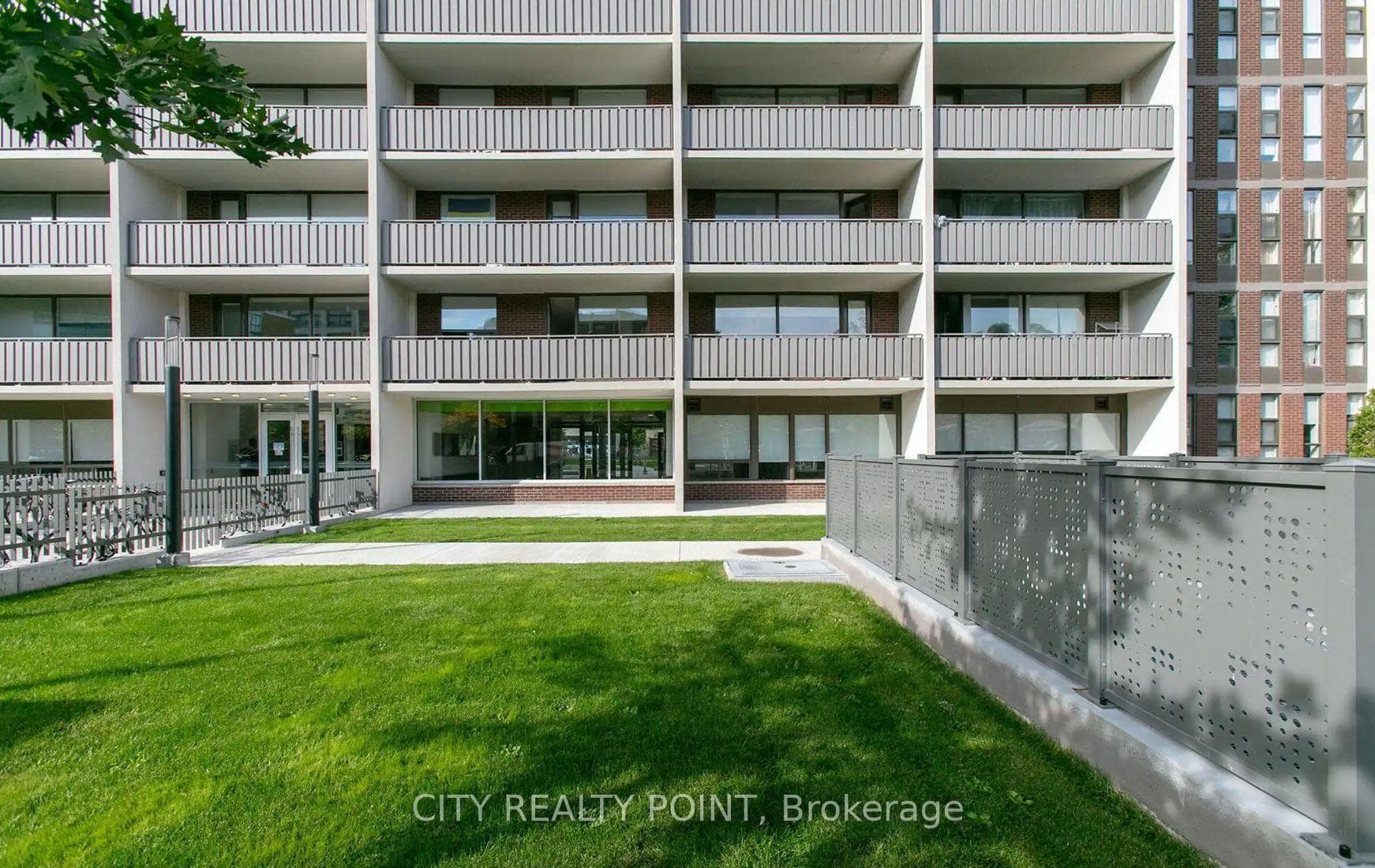 666 Spadina Avenue Unit 402, Downtown Toronto / Waterfront, ON M5S 2H8 - Photo 1