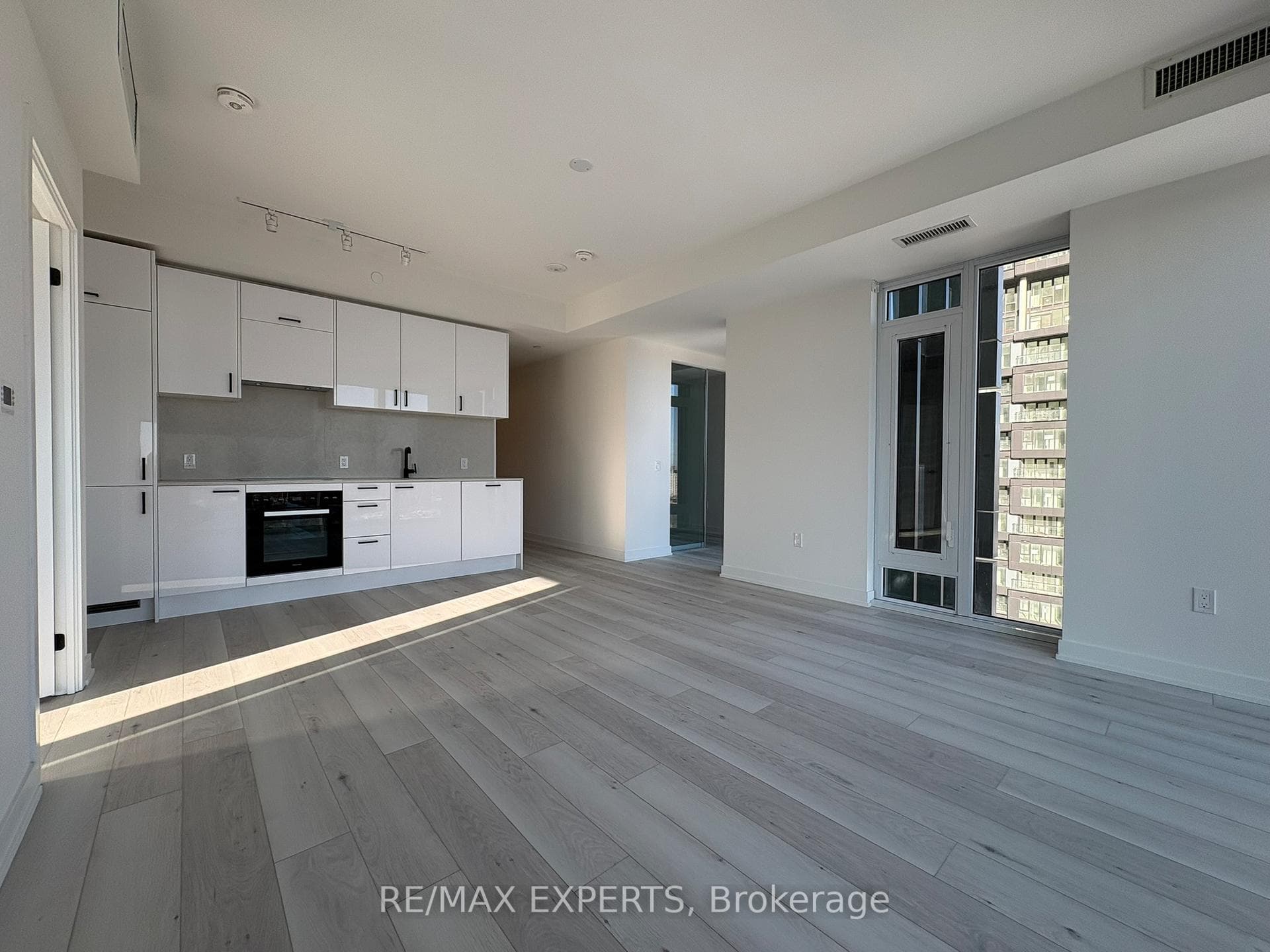 1 Quarrington Lane Unit 1903, Don Mills / Parkwoods / Victoria Village, ON M3C 0S4 - Photo 1