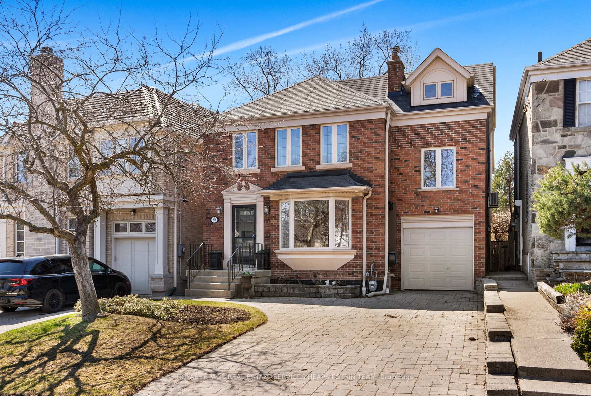 208 Hanna Road, Flemingdon Park / Don Mills, ON M4G 3P1 - Photo 1