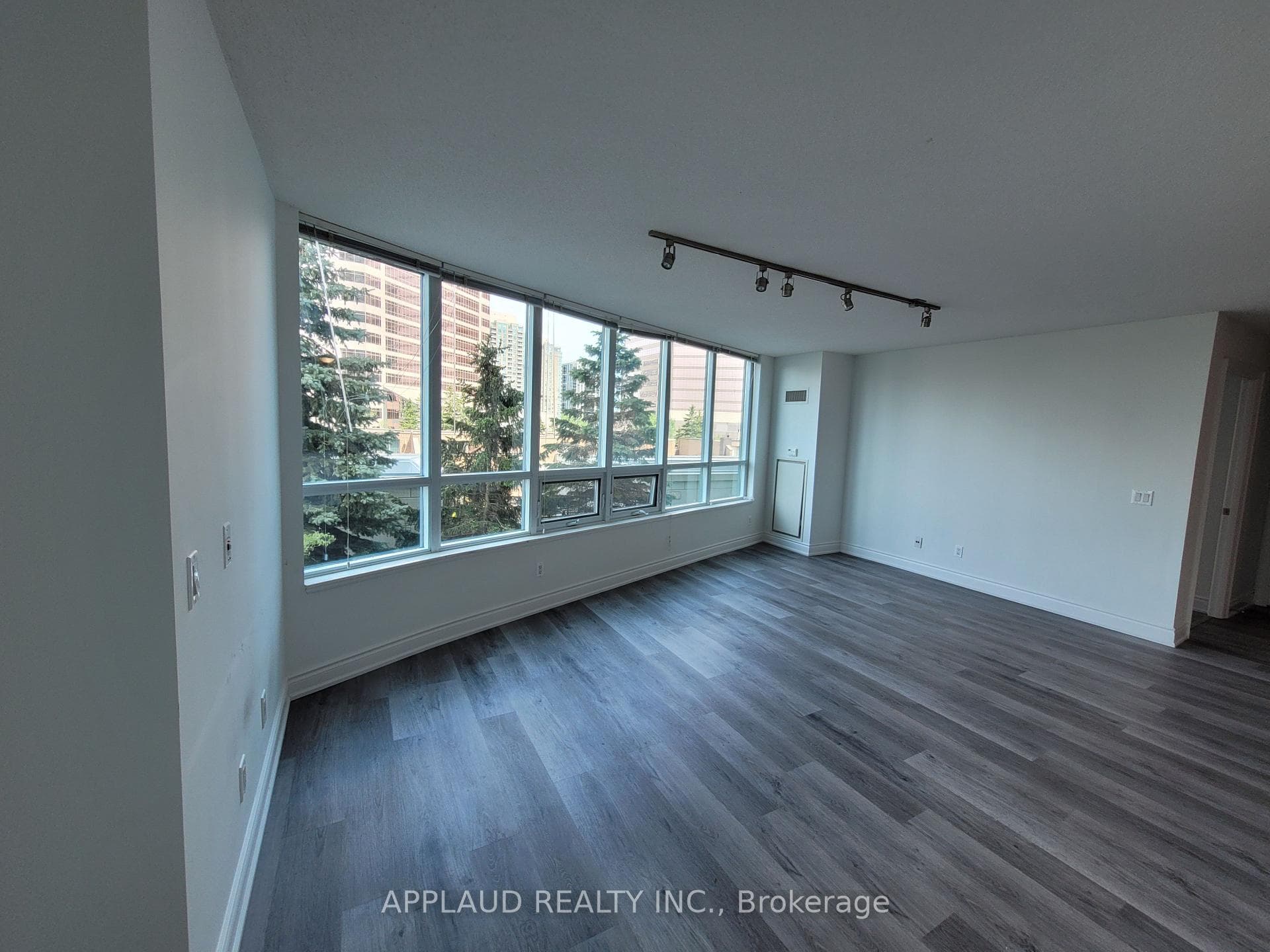 25 Greenview Avenue Unit 420, Thornhill / Willowdale, ON M2M 1R2 - Photo 1