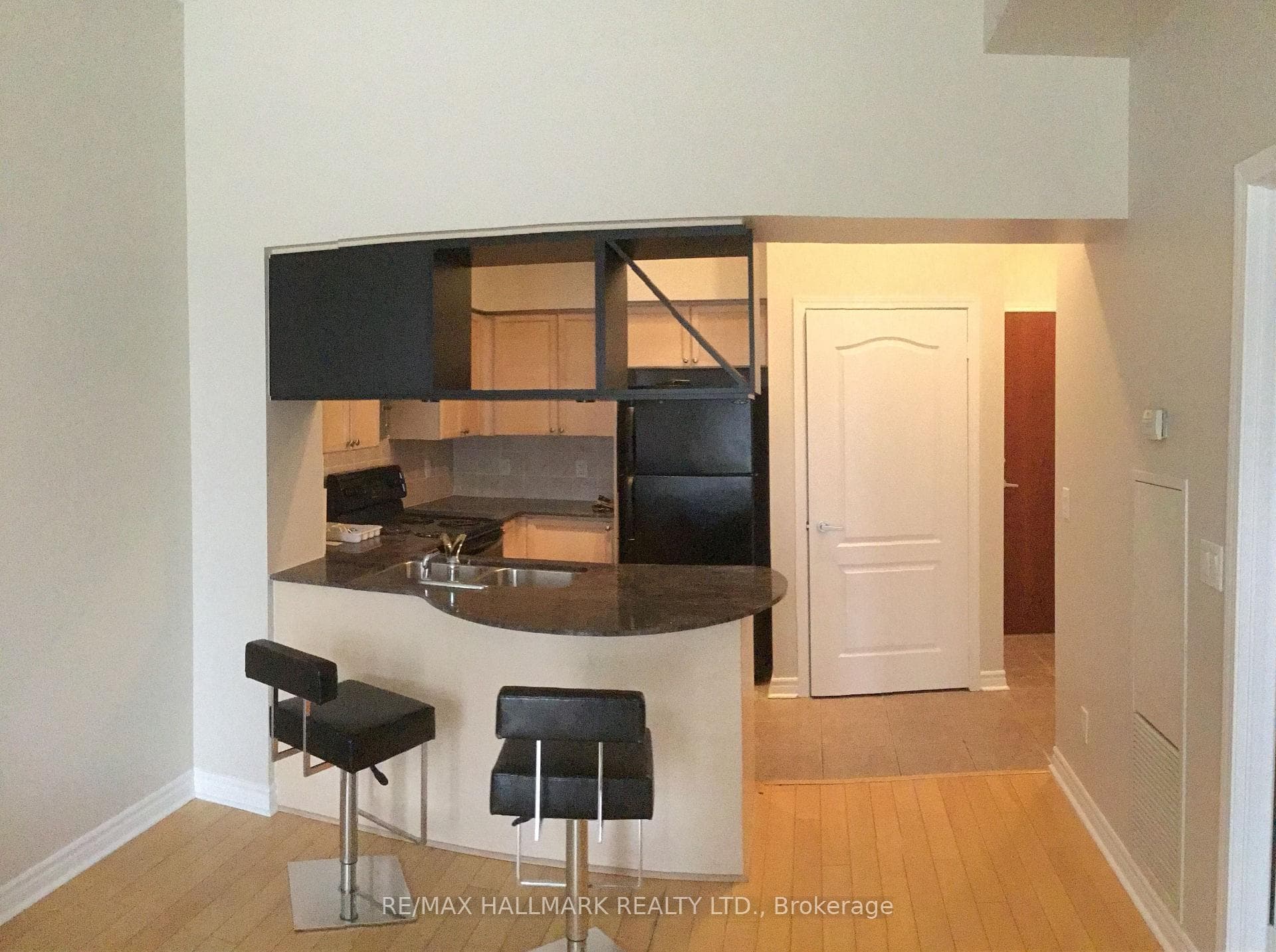 320 City Centre Drive Unit 318, Mississauga, ON L5B 4P8 - Photo 1