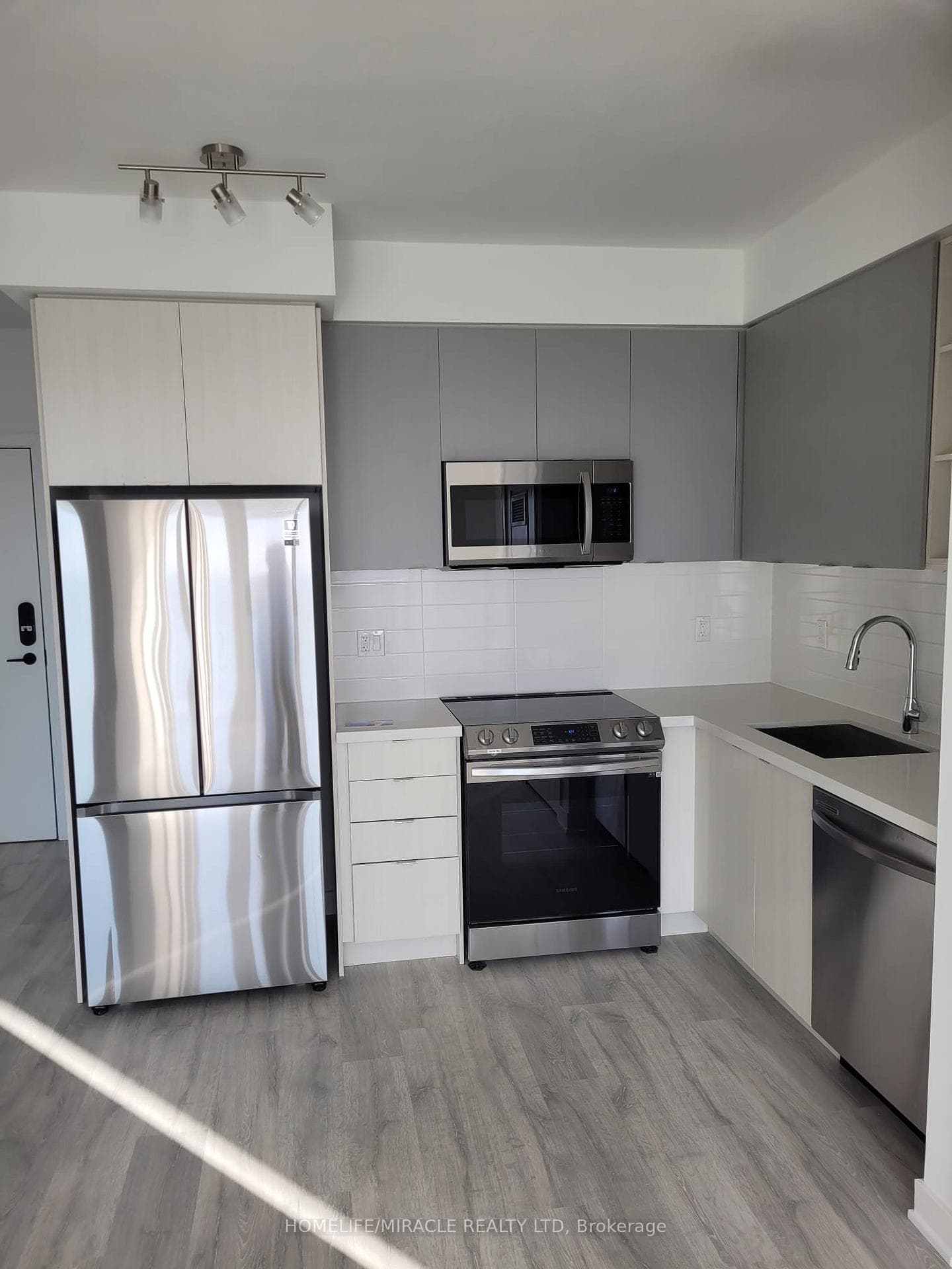 4655 Metcalfe Avenue Unit 1801, Mississauga, ON L5M 0Z7 - Photo 1