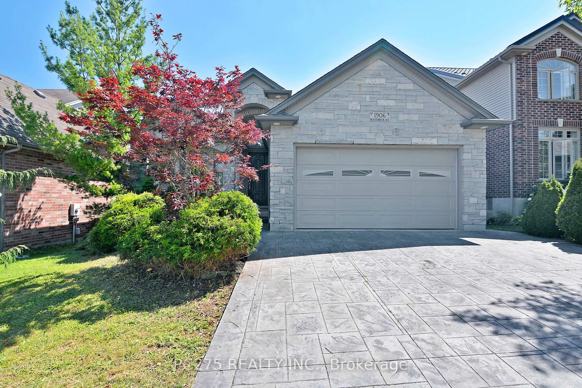 1906 Beaverbrook Avenue, London North