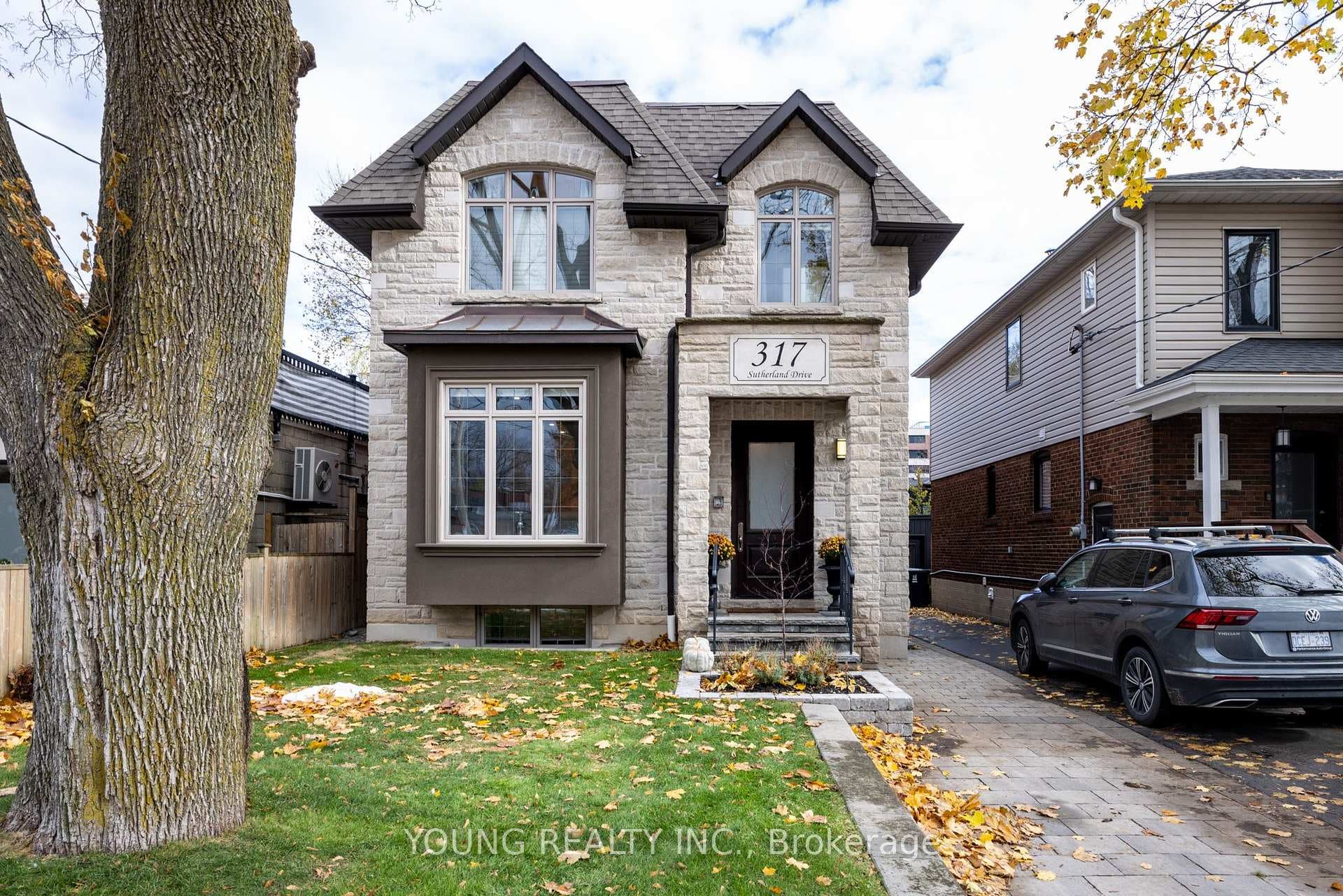317 Sutherland Drive, Flemingdon Park / Don Mills, ON M4G 1J6 - Photo 1