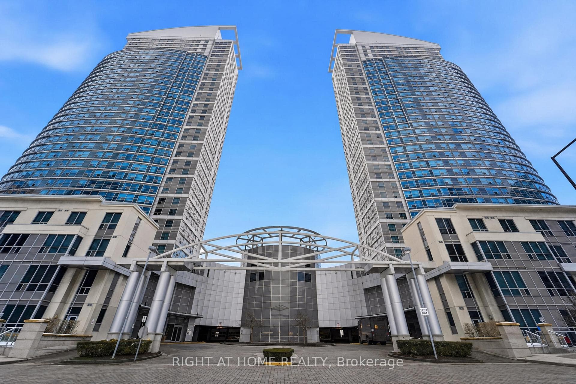 38 Lee Centre Drive Unit 1612, Scarborough (West Hill / Highland Creek), ON M1H 3J7 - Photo 1