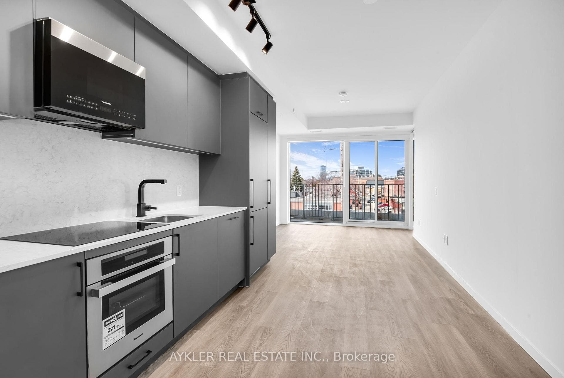 689 The Queensway N/A Unit 410, Corso Italia / Dufferin Grove, ON M8Y 1L1 - Photo 1