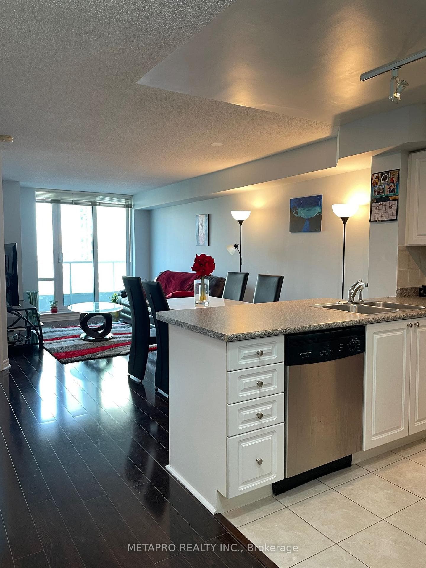 33 Elm Drive Unit 813, Mississauga, ON L5B 4M2 - Photo 1