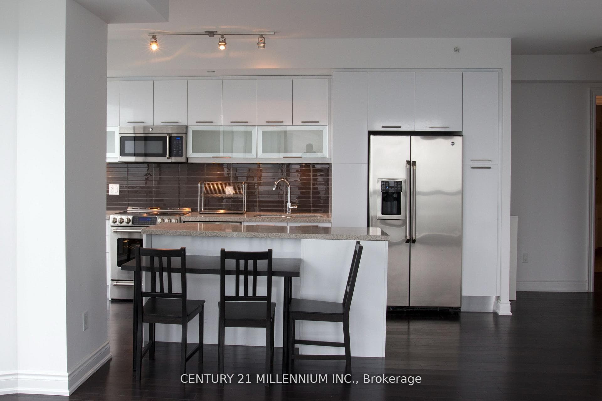 388 Yonge Street Unit 7002, Downtown Toronto / Waterfront, ON M5B 0A4 - Photo 1