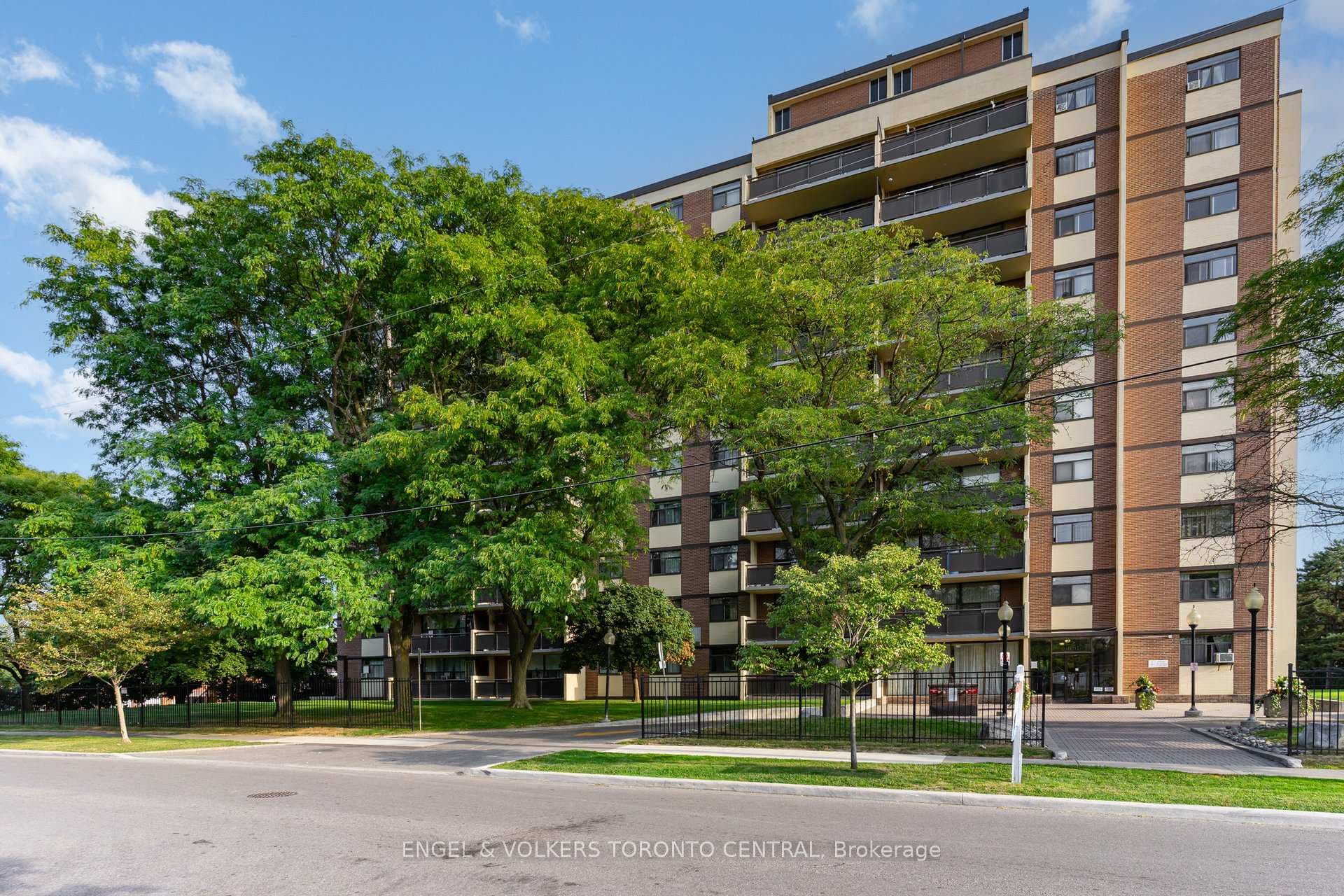 5 Frith Road Unit 808, Toronto W05