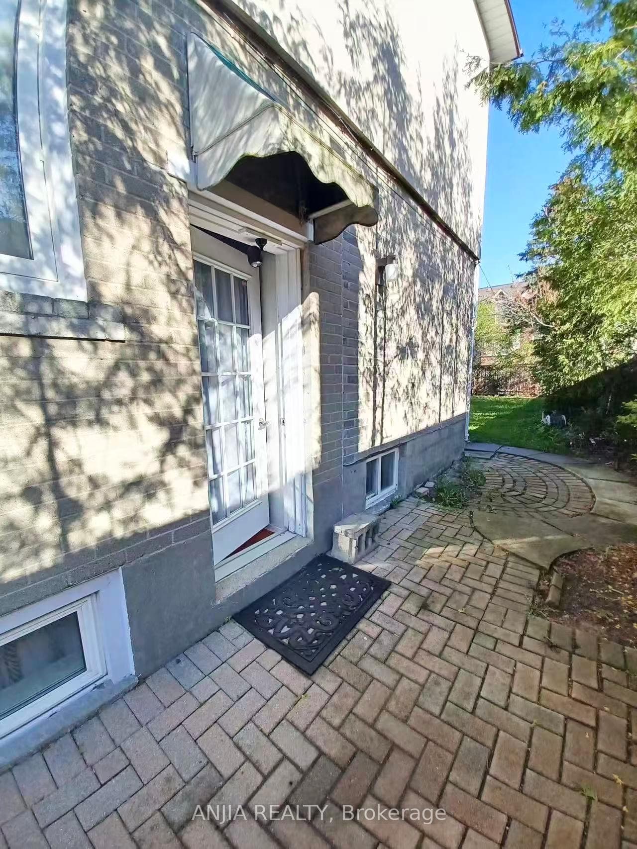 Lower 256 Homewood Avenue, Thornhill / Willowdale, ON M2R 2N3 - Photo 1