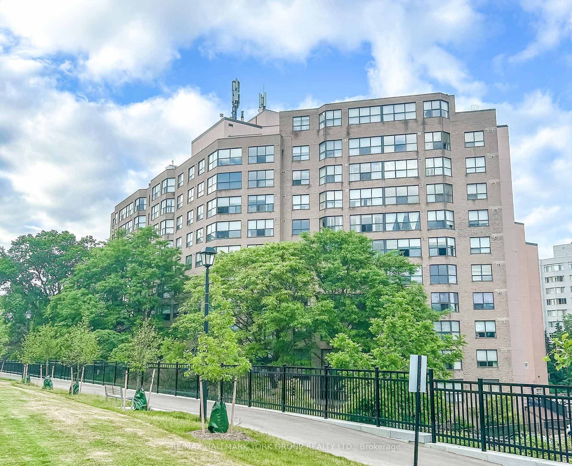 250 Davis Drive Unit 906, Newmarket, ON L3Y 7T7 - Photo 1