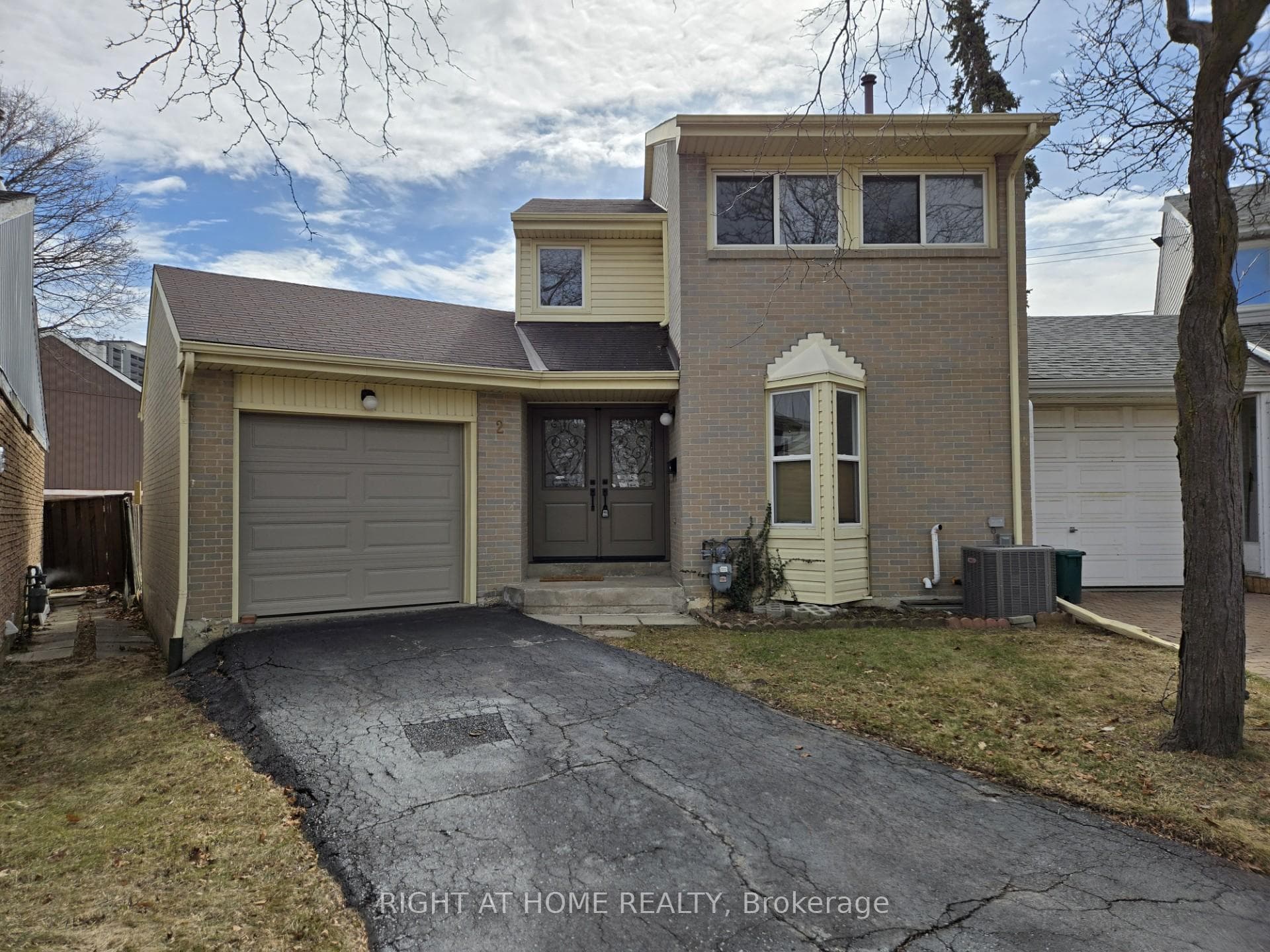 2 Giles Court, Etobicoke (West Mall / Rexdale), ON M9V 4C5 - Photo 1