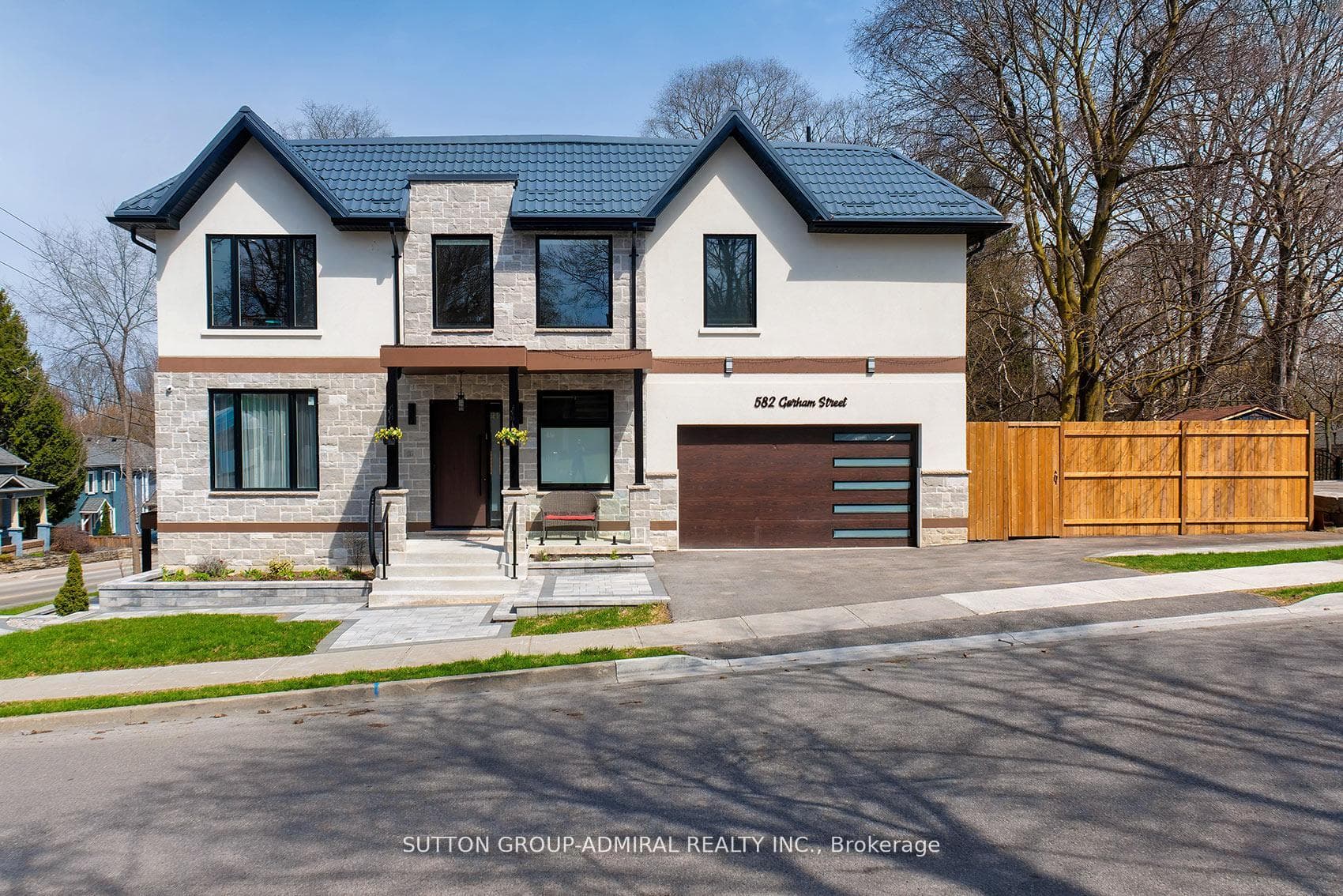 582 Gorham Street, Newmarket, ON L3Y 1L3 - Photo 1