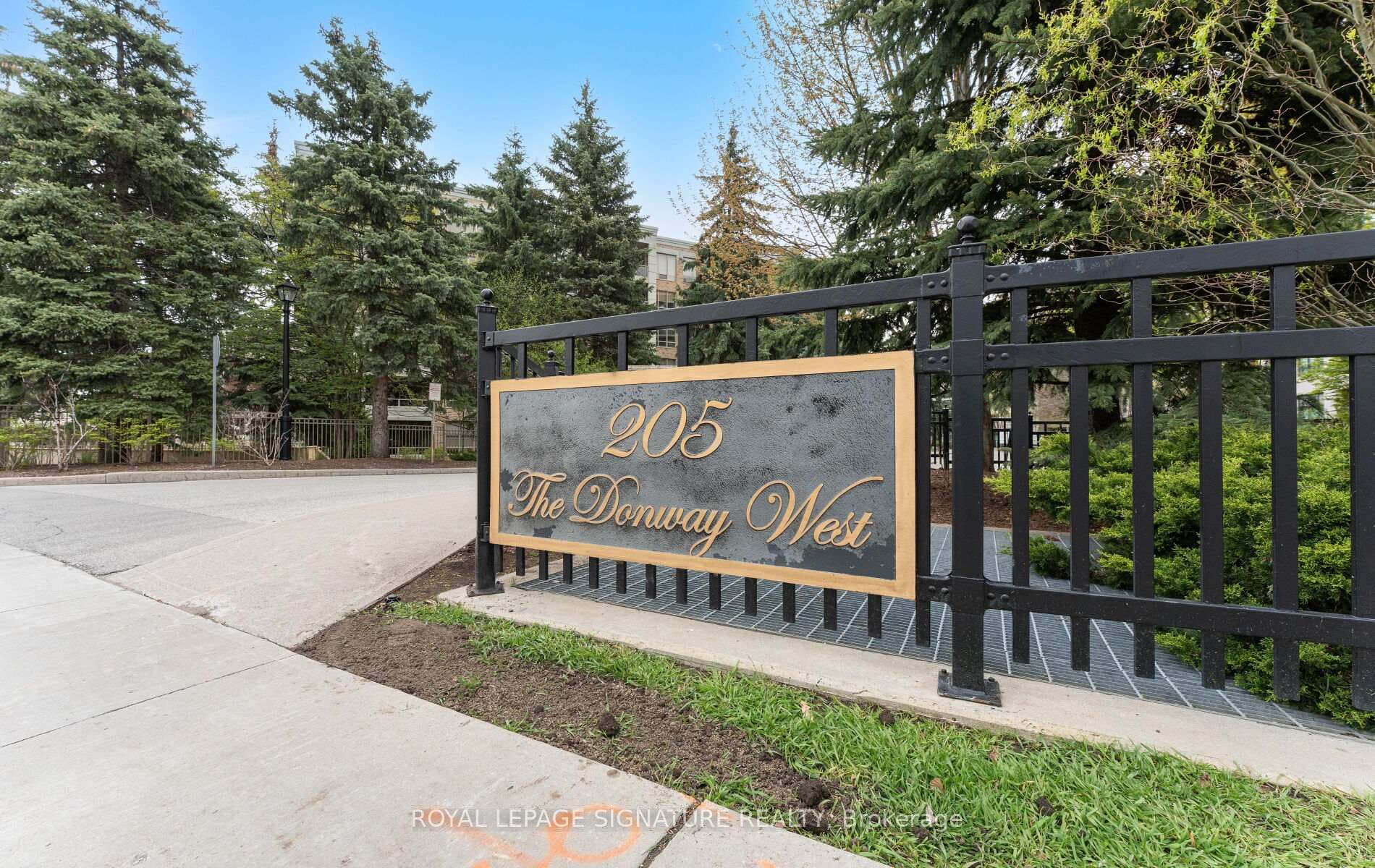 205 The Donway N/A Unit 406, Don Mills / Parkwoods / Victoria Village, ON M3H 3S5 - Photo 1