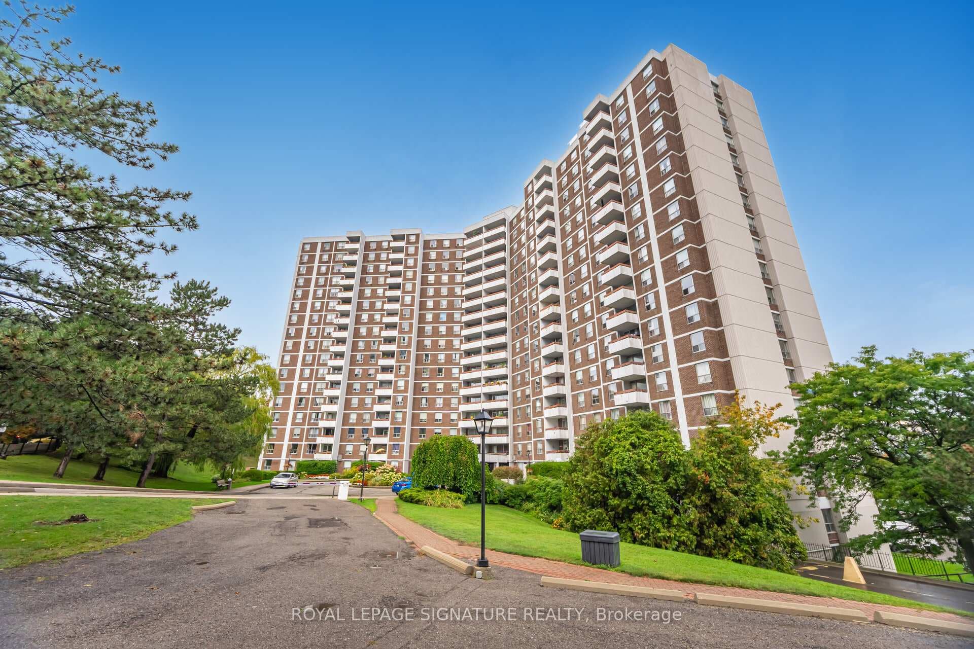 10 Edgecliff Golfway Unit 303, Flemingdon Park / Don Mills, ON M3C 3A3 - Photo 1