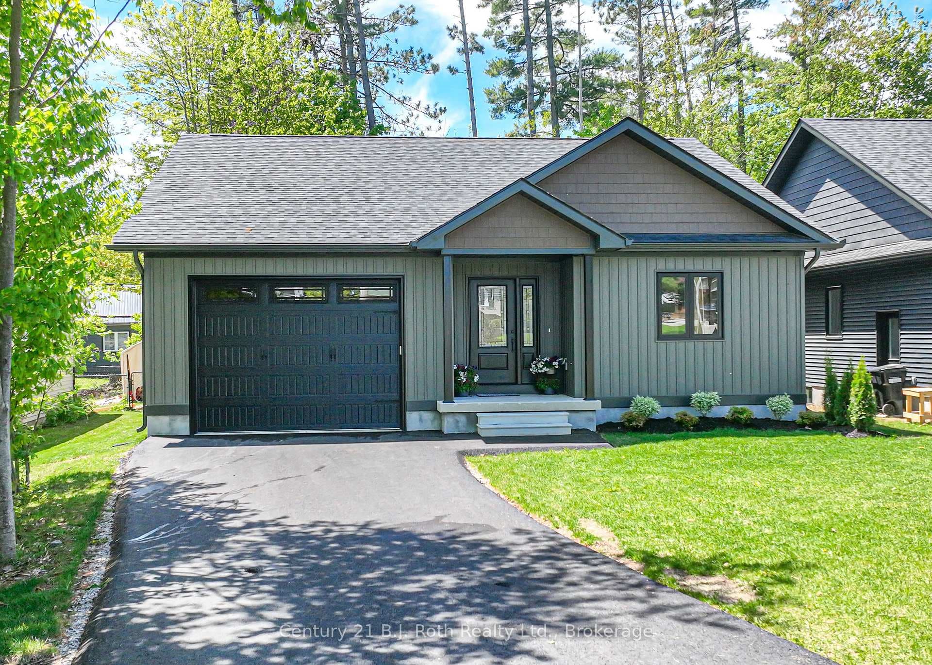 3324 Bramshott Avenue, Severn, ON L3V 0V9 - Photo 1