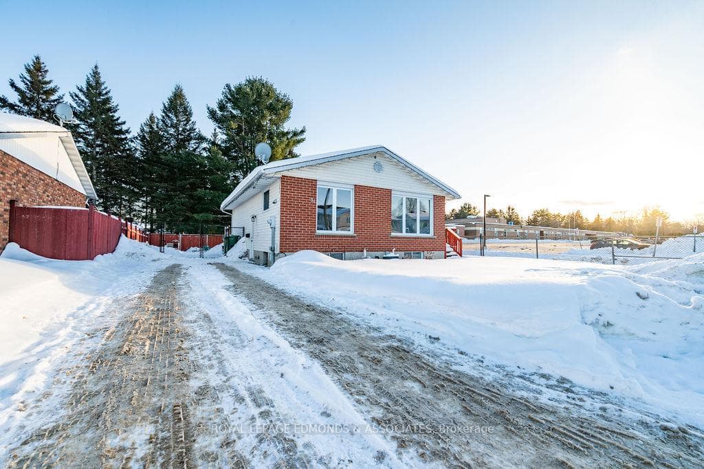 31 Herman Street, Petawawa, ON K8H 1W1 - Photo 1
