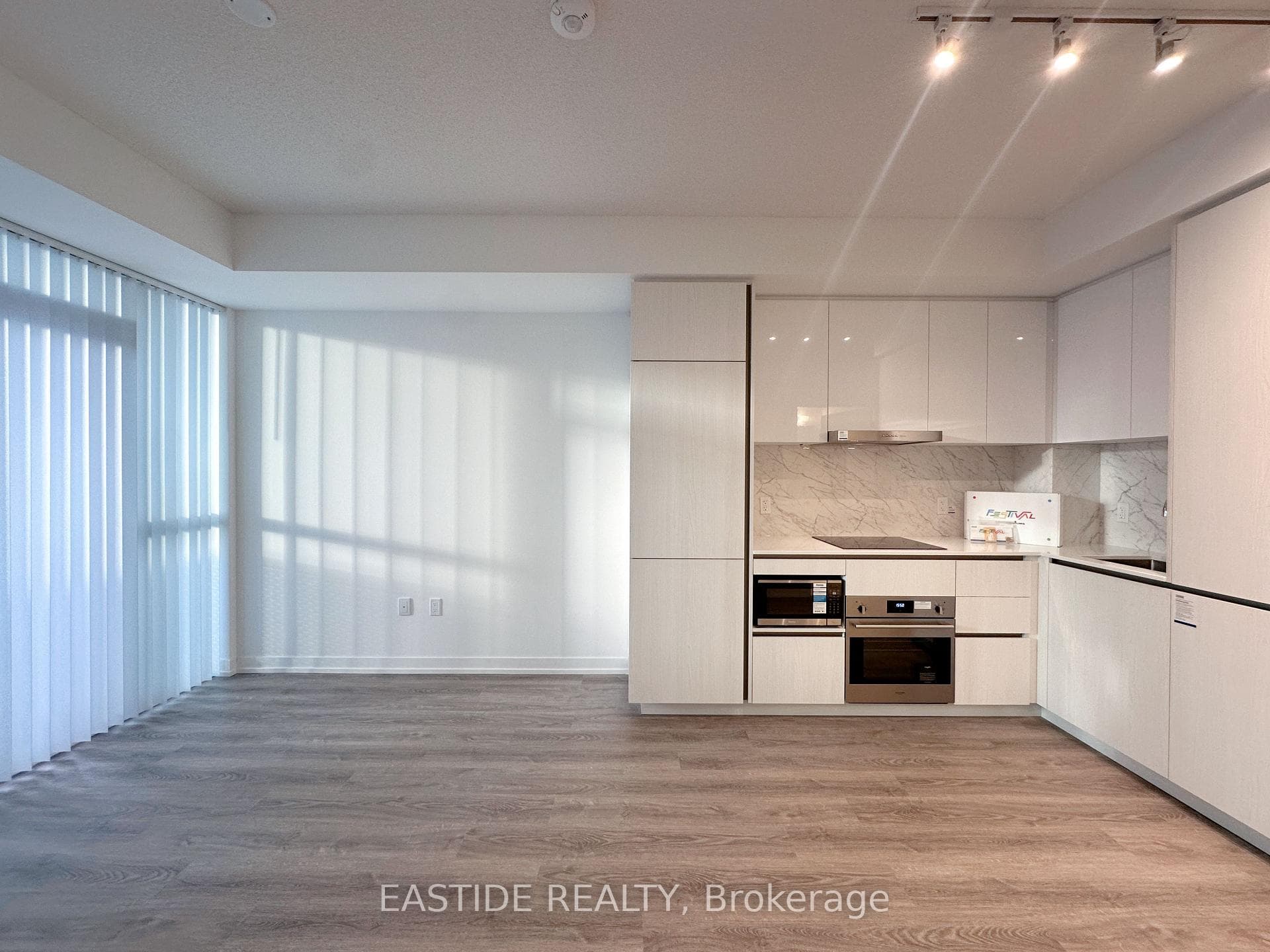 Excellent west exposure & Plenty of natural light