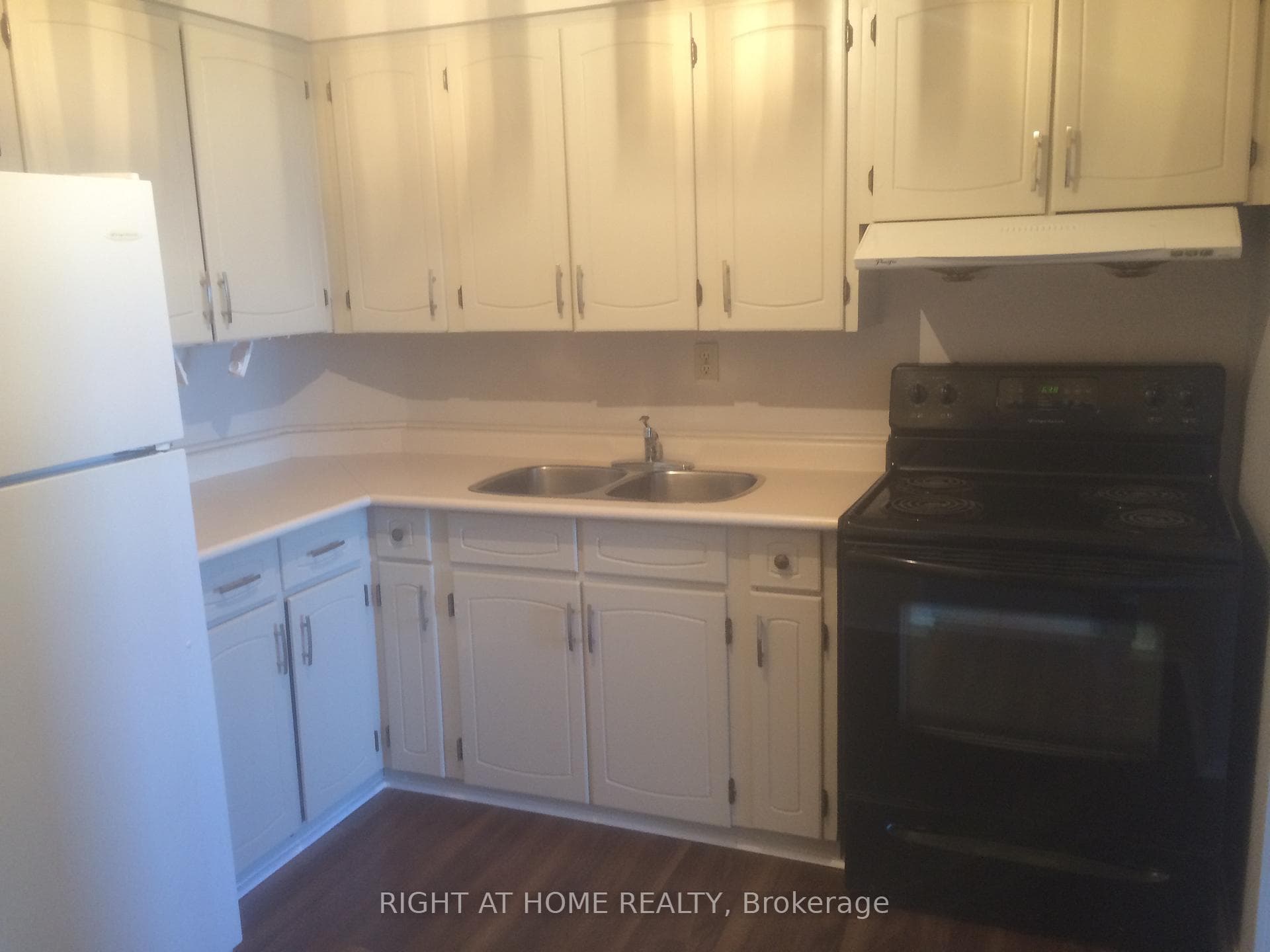 3555 Derry Road Unit 601, Mississauga, ON L4T 1B2 - Photo 1
