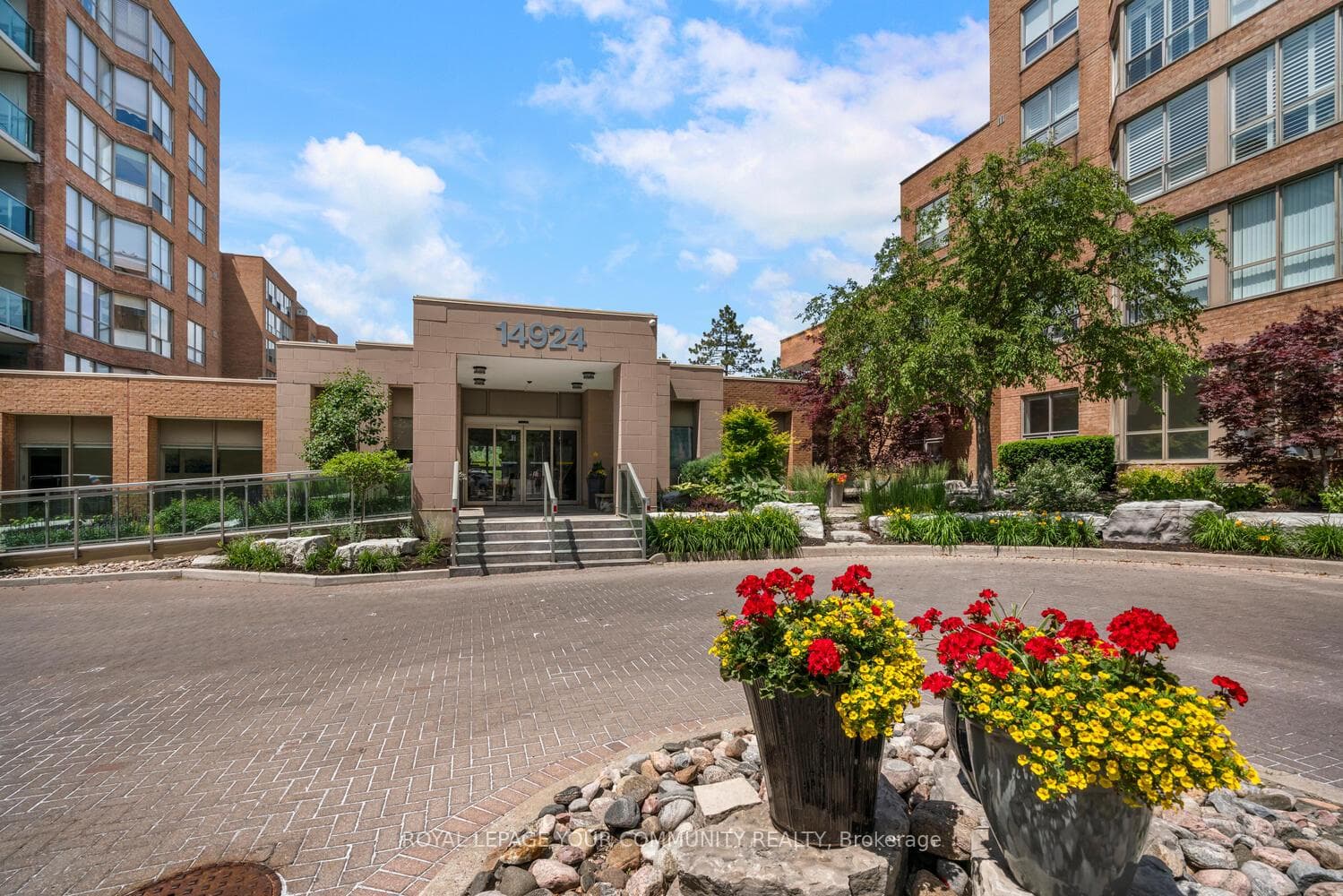 14924 Yonge Street Unit 305, Aurora, ON L4G 6H7 - Photo 1