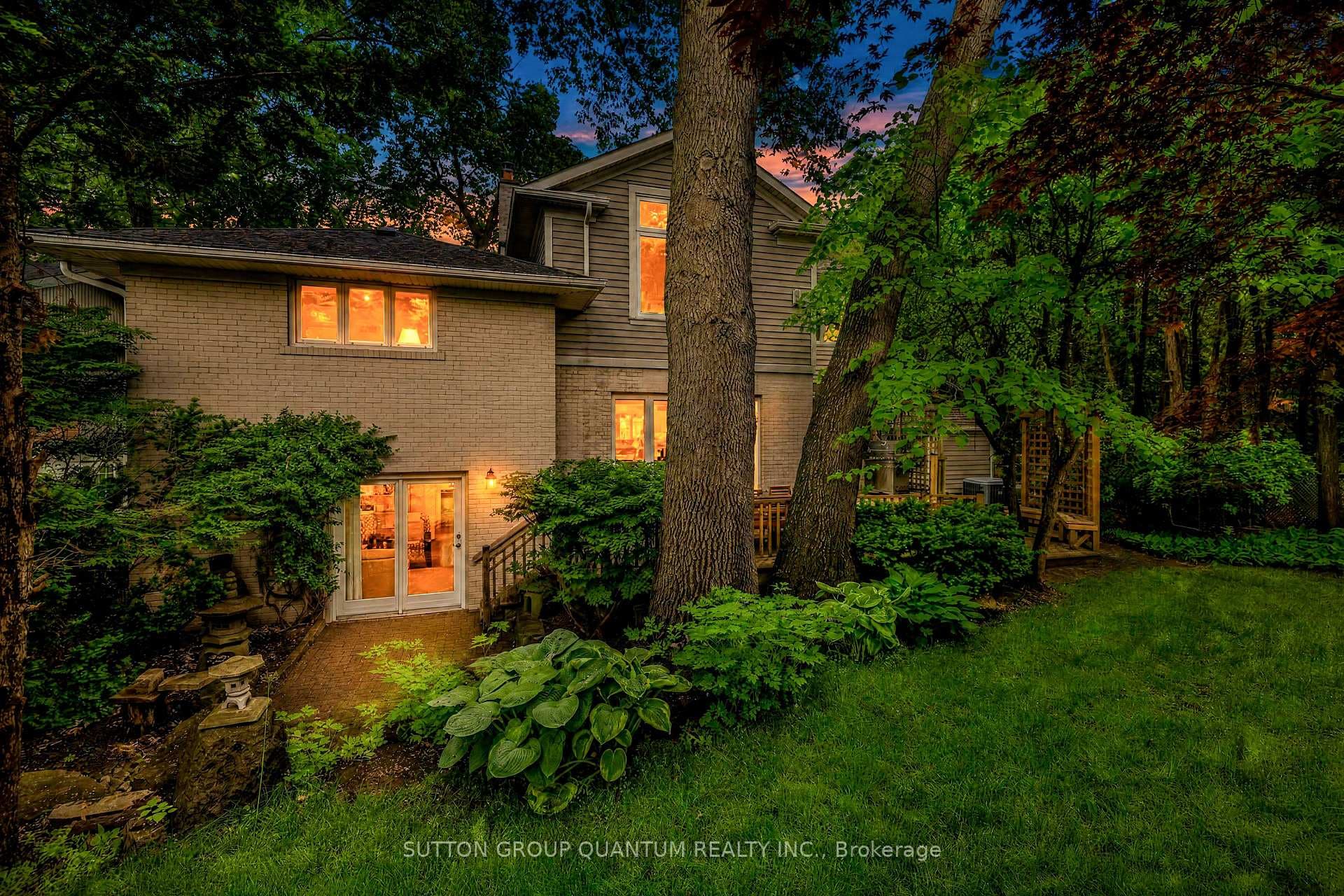 347 Pinetree Way, Mississauga, ON L5G 2R4 - Photo 1