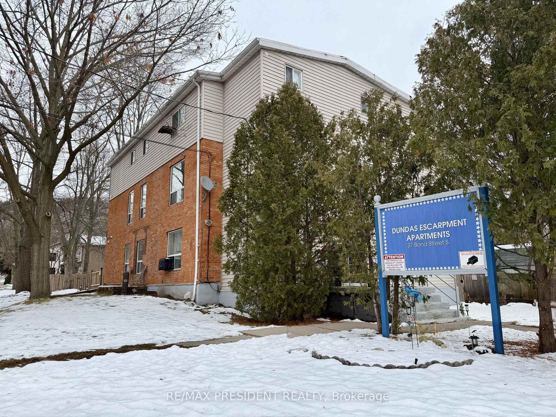 37 Bond Street, Hamilton, ON L9H 3H2 - Photo 1