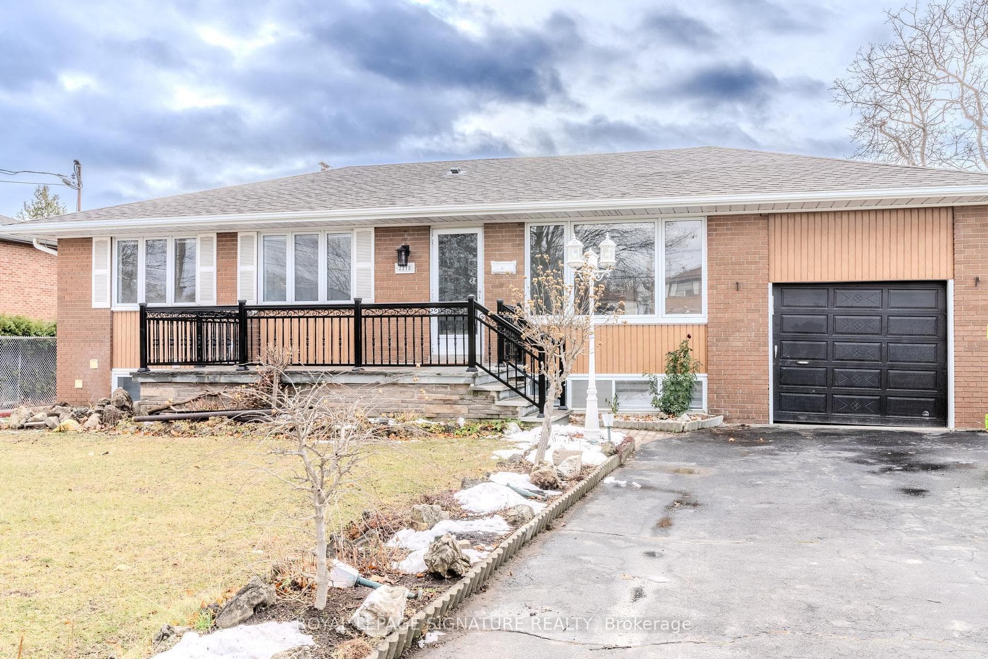 2218 Cliff Road, Mississauga, ON L5A 2N9 - Photo 1