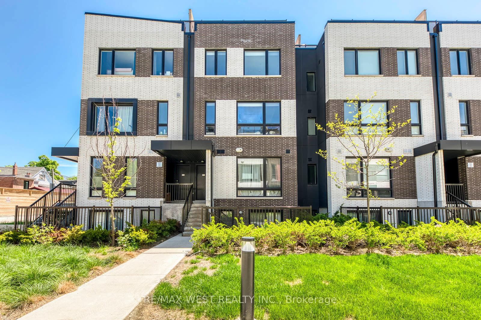 30 Ed Clark Gardens Boulevard Unit 14, Keelesdale / Eglinton West, ON M6N 0B5 - Photo 1