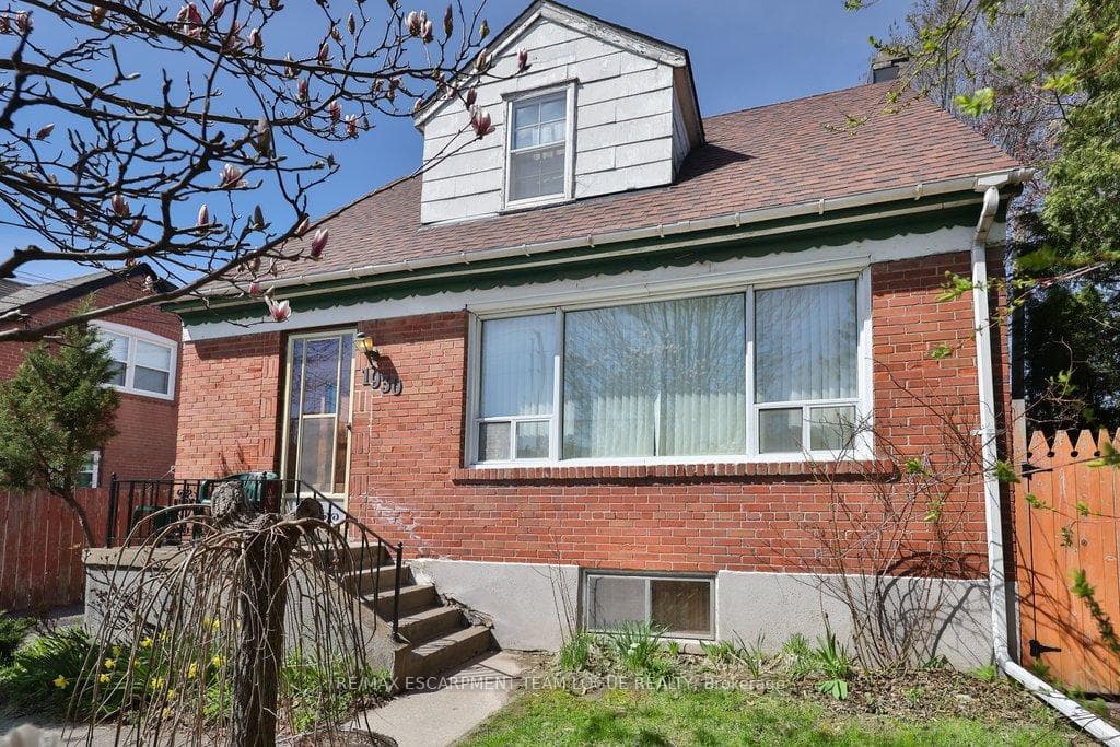 1930 Keele Street, Toronto W04