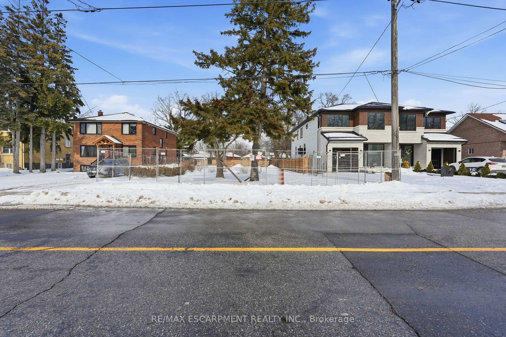 19 Broadview Avenue, Mississauga, ON L5H 2S8 - Photo 1