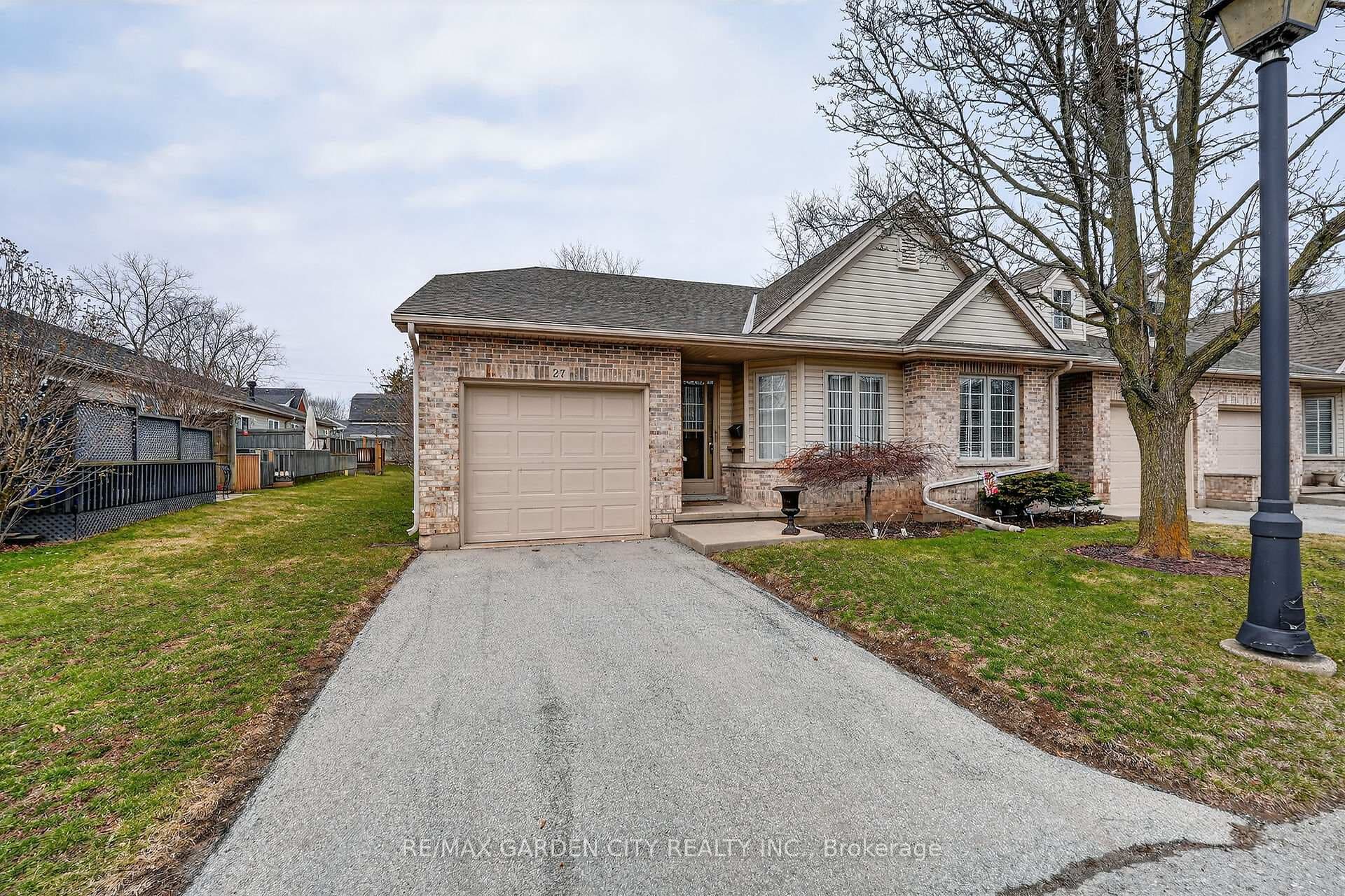 303 Central Avenue Unit 27, Grimsby, ON L3M 5L7 - Photo 1