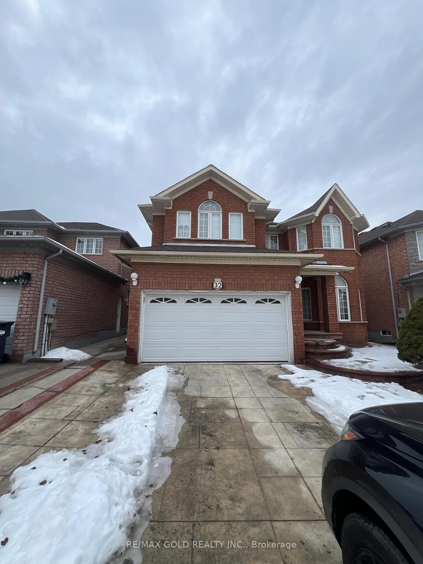 32 Mapleview Avenue, Brampton, ON L6R 1M2 - Photo 1