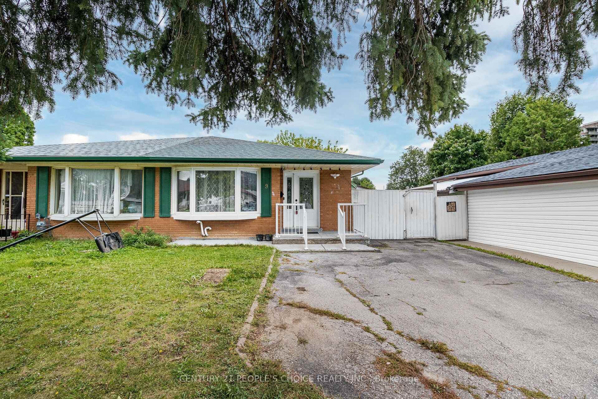 9 Seguin Court, Etobicoke (West Mall / Rexdale), ON M9V 2C4 - Photo 1