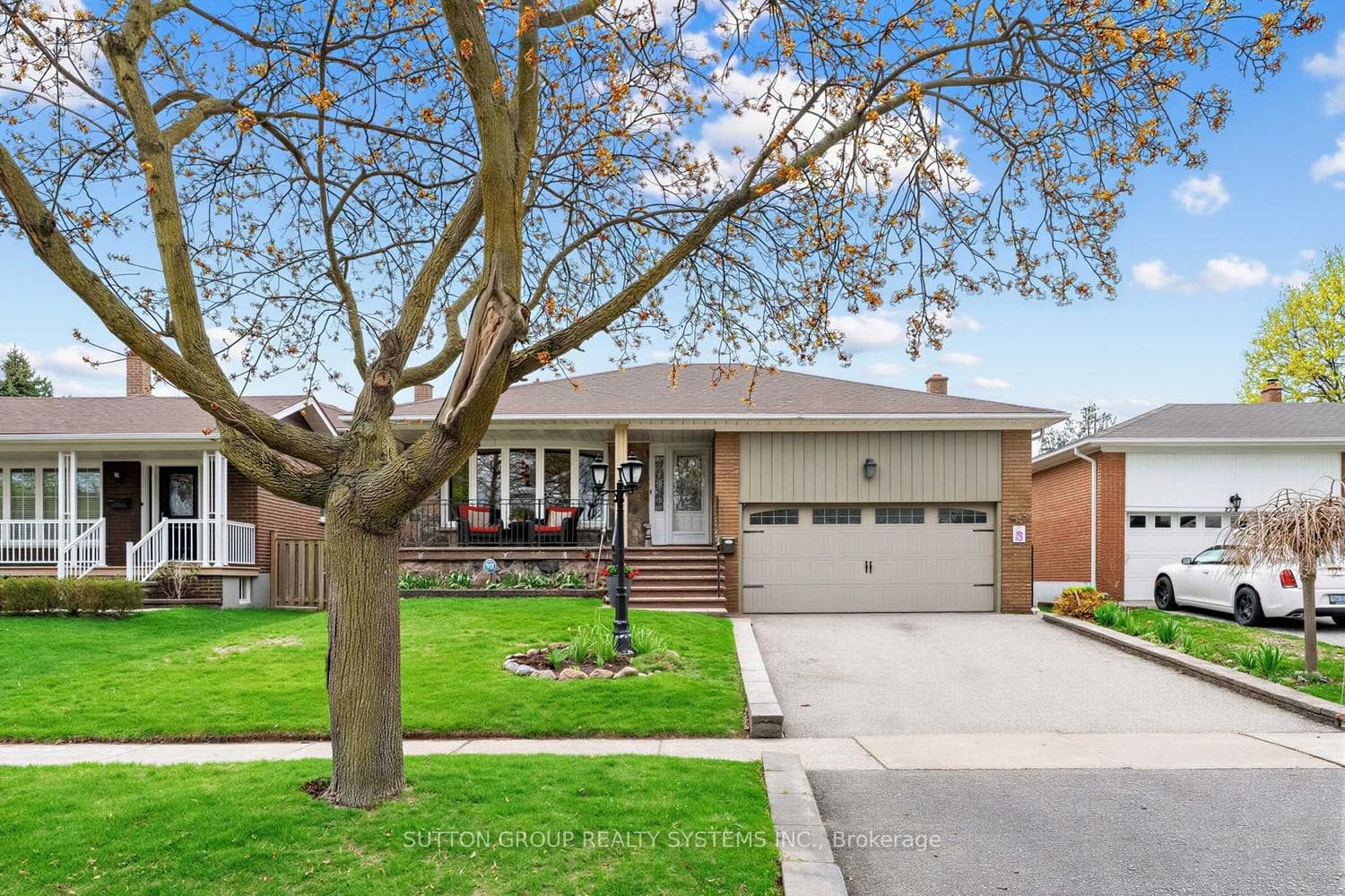 228 Chantenay Drive, Mississauga, ON L5A 1E4 - Photo 1