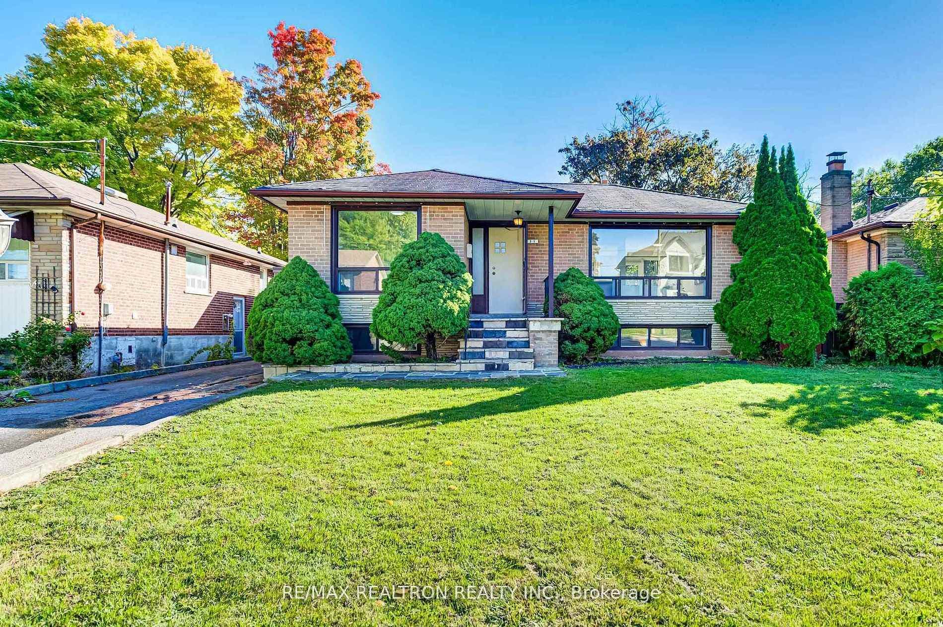 31 Sussex Avenue, Richmond Hill, ON L4C 2E5 - Photo 1