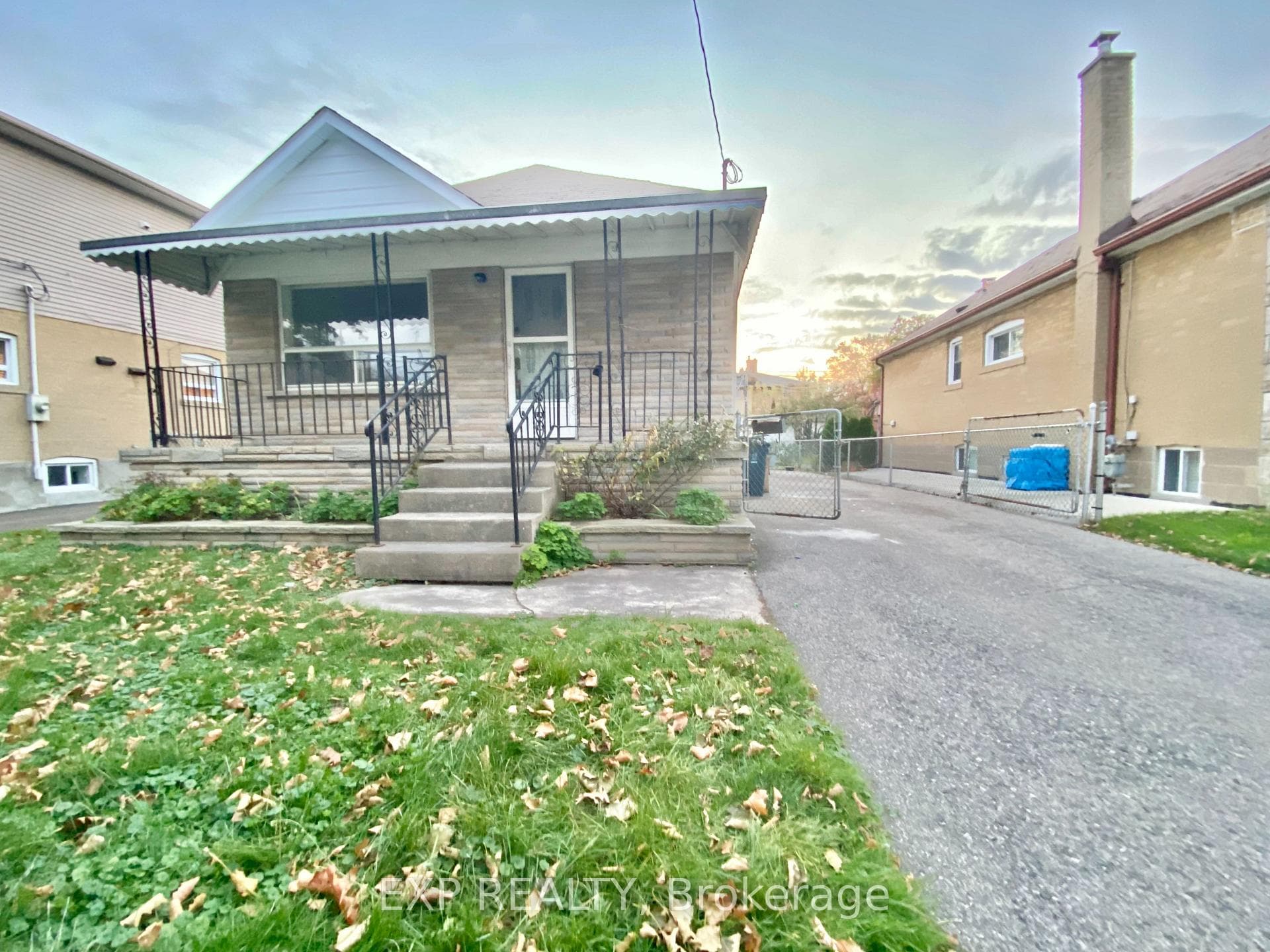 158 Hallmark Avenue, Liberty Village / Parkdale / South Parkdale, ON M8W 4K8 - Photo 1