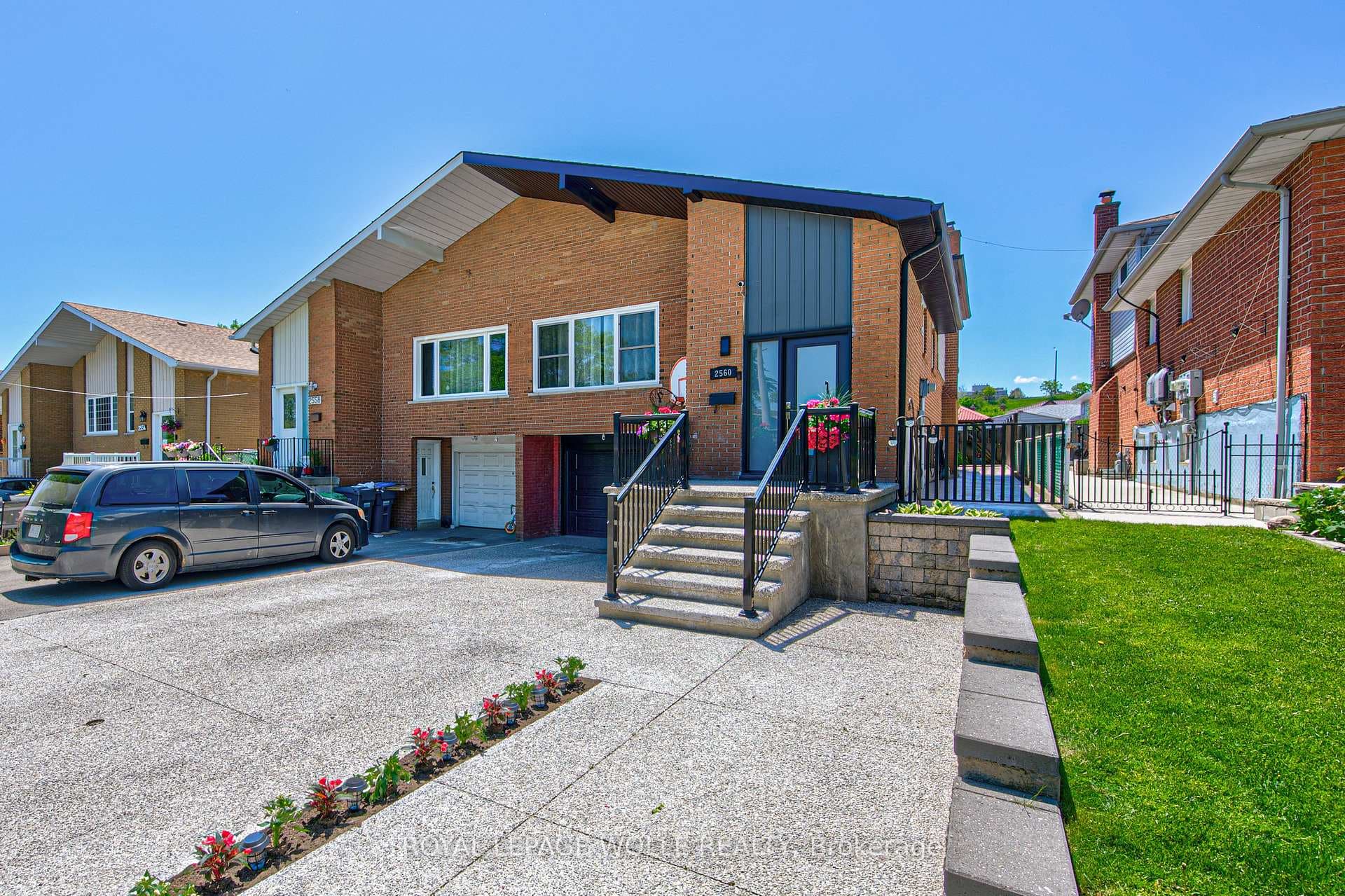 2560 Palisander Avenue, Mississauga, ON L5B 2L2 - Photo 1