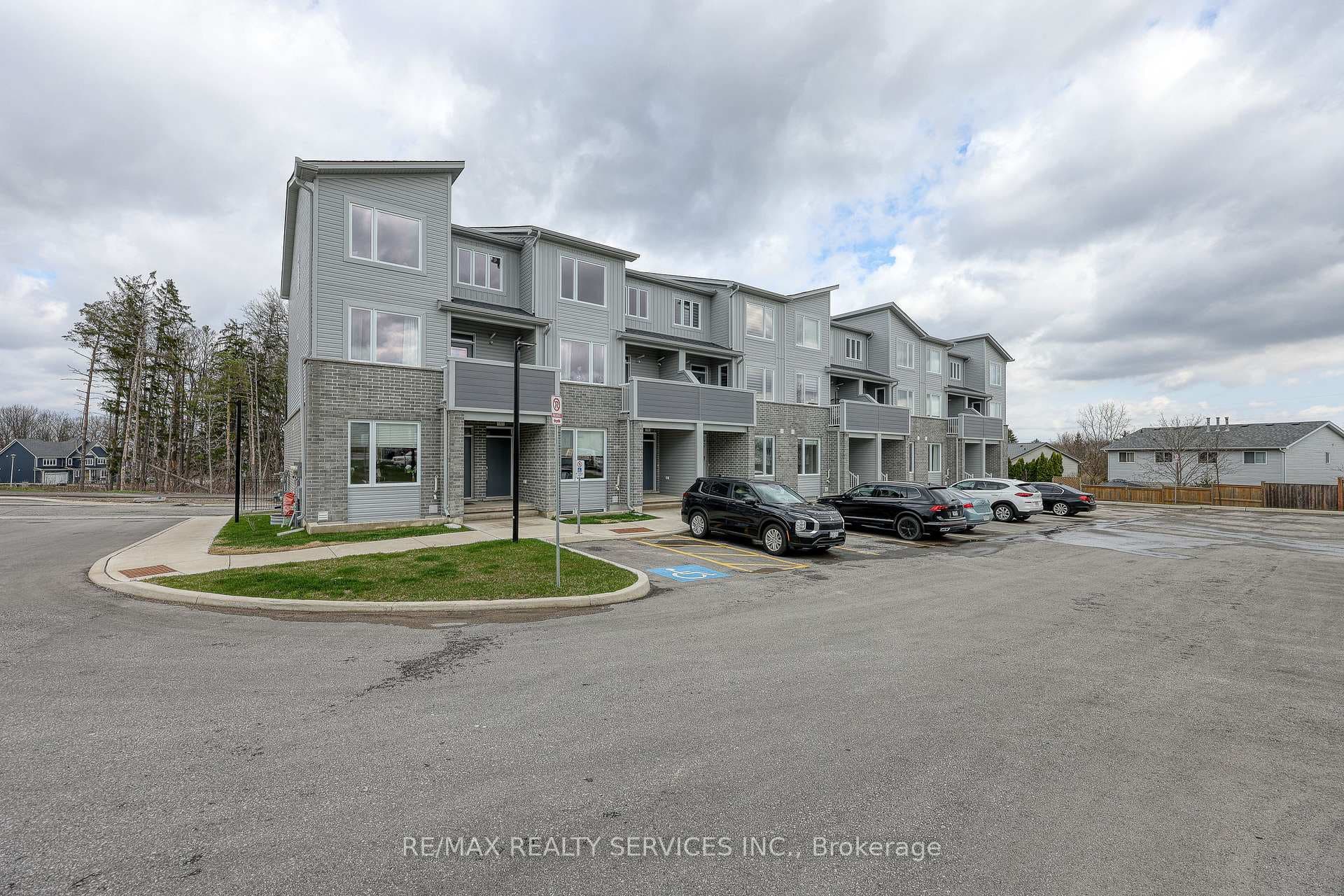 925 Deveron Crescent Unit 12, London South, ON N5Z 5A4 - Photo 1