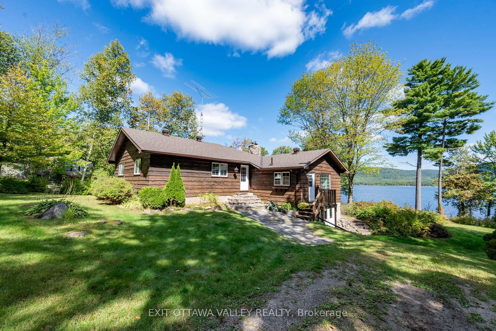71 Delaney Lane, Laurentian Hills