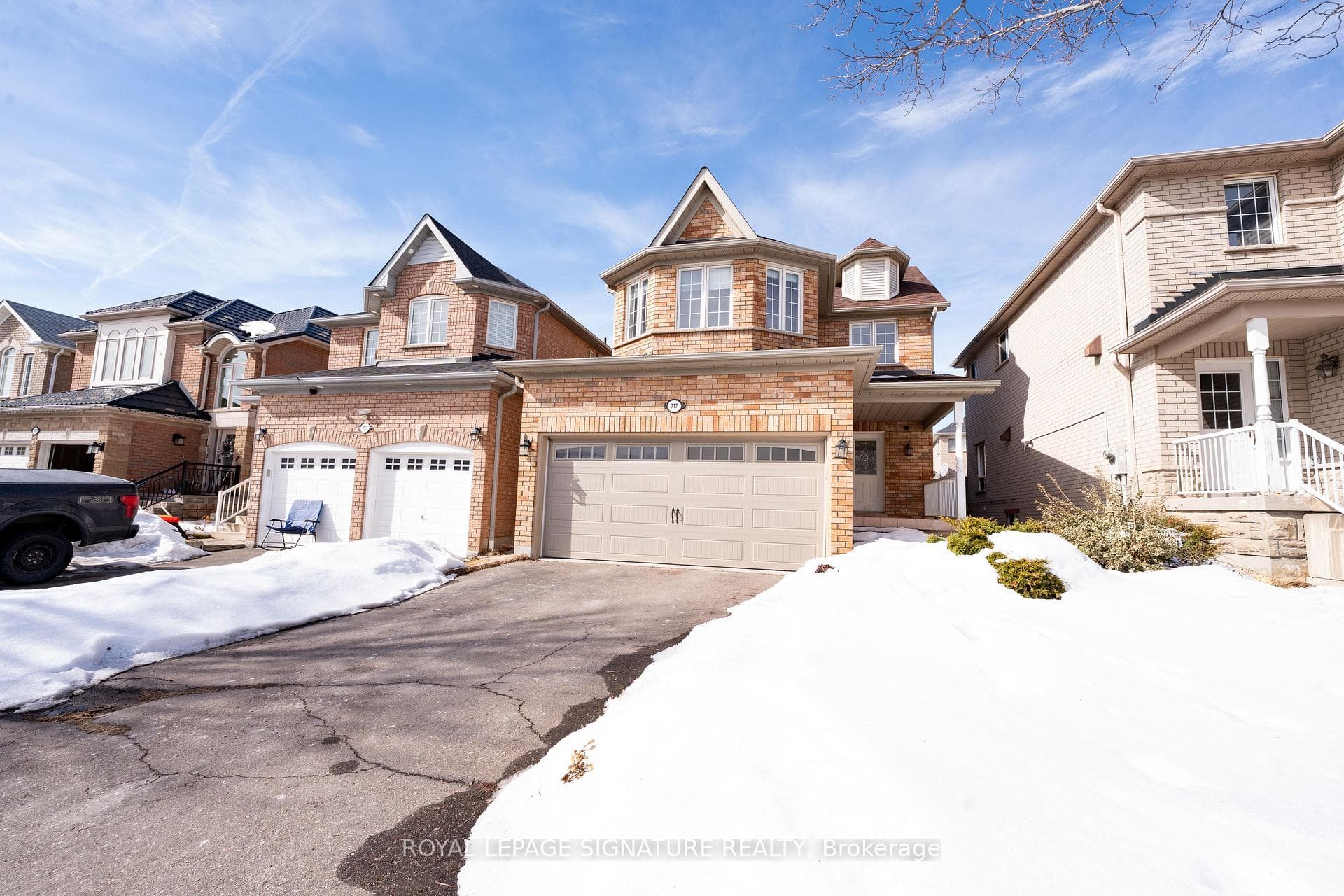 717 Salinger Court, Mississauga, ON L5W 1L4 - Photo 1